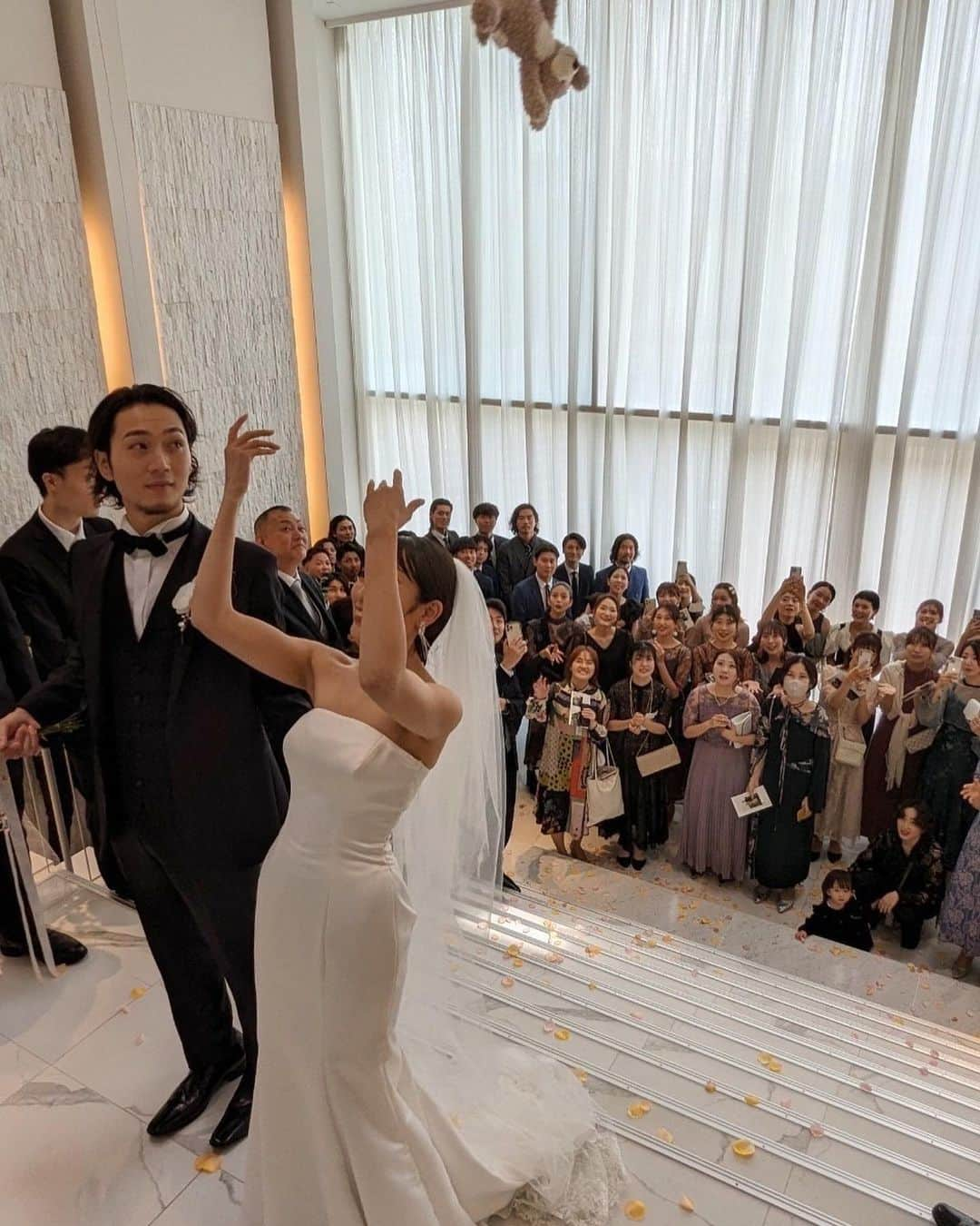 上杉圭哉さんのインスタグラム写真 - (上杉圭哉Instagram)「結婚式お気に入りの写真👰‍♀️🤵‍♂️  Wedding bouquet @eda.flowers_____   胡蝶蘭の花言葉が 「幸せが飛んでくる」ということから、胡蝶蘭と合わせる花もラン系で揃えたいなぁと思い、オンシジュームと合わせました😗  式場はララシャンスガーデン東京ベイで挙げました🙄 半年間打ち合わせしていたけど、本当に良い人ばかりで、楽しく準備を進めることができました🙇🏼  本当にありがとうございました🥹  #weddingday #結婚式 #ララシャンスガーデン東京ベイ」7月1日 23時24分 - keiya_uesugi