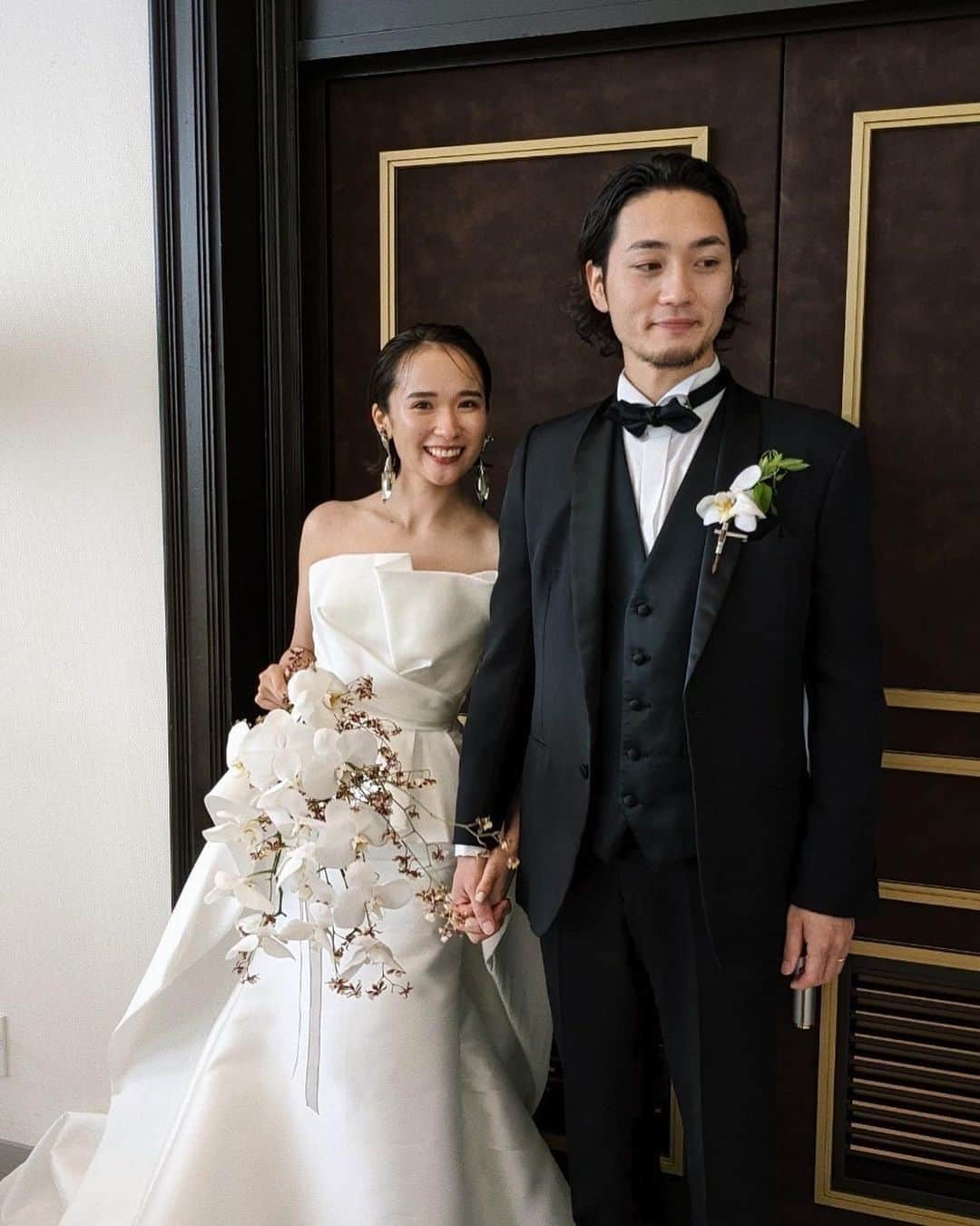 上杉圭哉さんのインスタグラム写真 - (上杉圭哉Instagram)「結婚式お気に入りの写真👰‍♀️🤵‍♂️  Wedding bouquet @eda.flowers_____   胡蝶蘭の花言葉が 「幸せが飛んでくる」ということから、胡蝶蘭と合わせる花もラン系で揃えたいなぁと思い、オンシジュームと合わせました😗  式場はララシャンスガーデン東京ベイで挙げました🙄 半年間打ち合わせしていたけど、本当に良い人ばかりで、楽しく準備を進めることができました🙇🏼  本当にありがとうございました🥹  #weddingday #結婚式 #ララシャンスガーデン東京ベイ」7月1日 23時24分 - keiya_uesugi