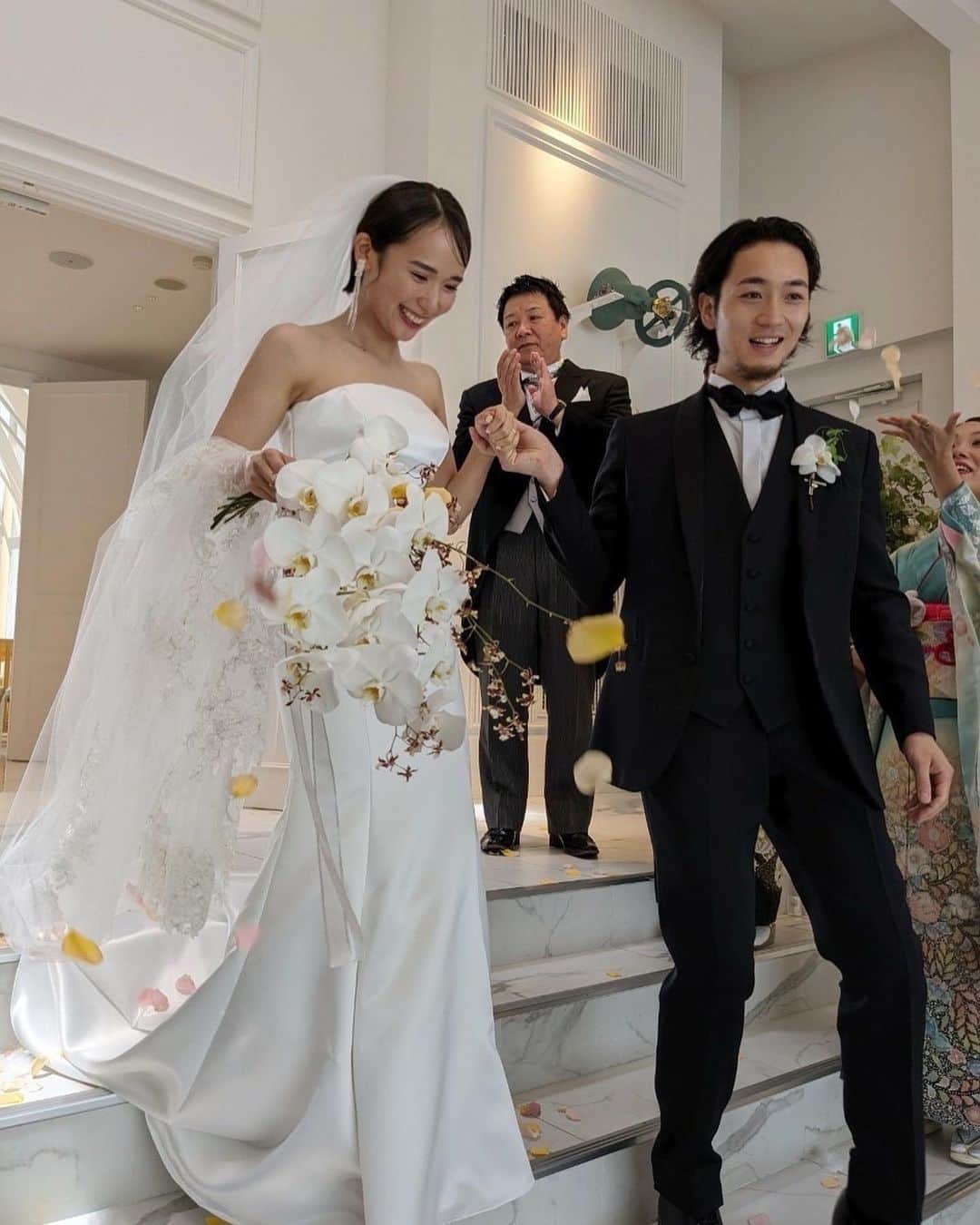 上杉圭哉のインスタグラム：「結婚式お気に入りの写真👰‍♀️🤵‍♂️  Wedding bouquet @eda.flowers_____   胡蝶蘭の花言葉が 「幸せが飛んでくる」ということから、胡蝶蘭と合わせる花もラン系で揃えたいなぁと思い、オンシジュームと合わせました😗  式場はララシャンスガーデン東京ベイで挙げました🙄 半年間打ち合わせしていたけど、本当に良い人ばかりで、楽しく準備を進めることができました🙇🏼  本当にありがとうございました🥹  #weddingday #結婚式 #ララシャンスガーデン東京ベイ」