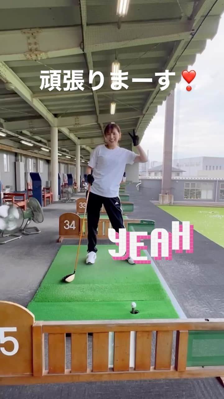 中山千桂子のインスタグラム：「ゴルフ練習編  1ヶ月半が経ちました🏌️‍♀️  思うようにはいかないものですね。  人生とはそんなものだし 頭ではわかっていても身体は上手く動いてくれない もどかしさと不甲斐なさが交錯している  ゴルフとは哲学だ  …なんて格好つけてもしょうがない😅  一緒にゴルフ練習してくれているメンバーに 目標は一年後に100切り✨と言われて 私のポテンシャルを高評価してくれているかもしれないけれど意外にもこの先ずっとこのままなんじゃないかと… それなら恐怖でしかないよね😱😱😱怖  バコーン💥と飛ばせたら気持ち良いだろうなー⛳️ とは、思います。  一年後の100切りを目指して頑張りまーす💪💓  #ゴルフ初心者 #ゴルフ女子 #徳島ゴルフ #打ちっぱなし #目指せ100切り #50代趣味 #instadaily」