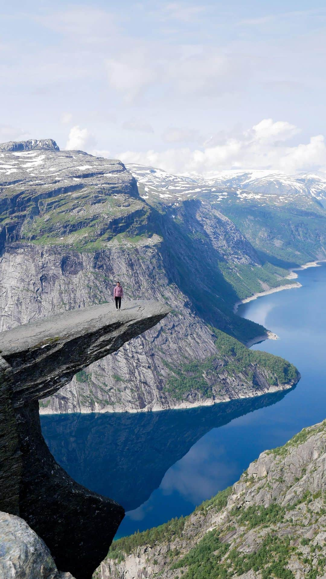 ニコル・ショットのインスタグラム：「Trolltunga 🇳🇴  #insta360 #insta360x3 #nodronenoproblem」