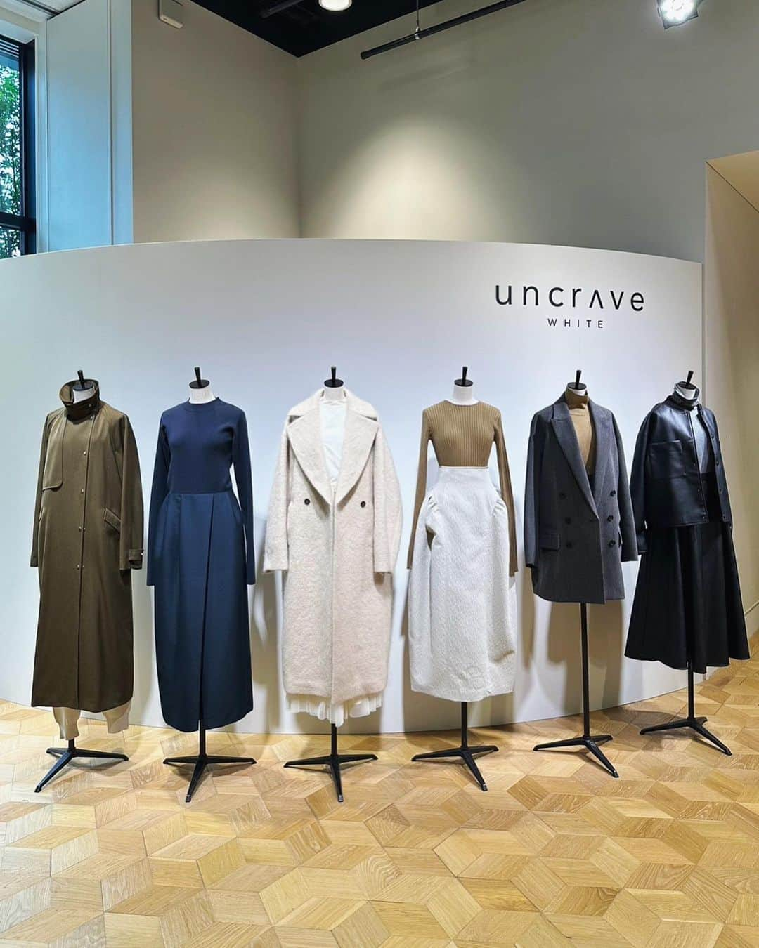 東原妙子さんのインスタグラム写真 - (東原妙子Instagram)「🙏 uncrave 2023 Autumn / Winter exhibition アンクレイヴ2023 秋冬展示会 @uncrave_official   お忙しいなか大勢の方にご来場頂き ありがとうございました🙇🏻‍♀️  うっかり大人気でメイン商品になりそうな  #鮨T に続き、今シーズンは 『とんかつけい太』@tonkatsukeitaとコラボした #豚T と #豚スエット が登場🐖 写真はお馴染み一流ジェントルマンフォトグラファー @kazuki_nagayama が撮影しました🎩  私の体重も2週間前まで過去最高を更新していて いつものサイズのサンプルが何一つ入らず🐖 「もう展示会は豚T着ればいいかぁ😜」と 開き直っていましたが 結局ありとあらゆる人の手を駆使して 何とか普通のサンプルを着ることができました😮‍💨 何のご報告だかわかりませんが とりあえずまたここからモリモリ食べて リバウンドしていこうと思います🙋🏻‍♀️  予約開始は8月中旬予定。 展示会のストーリーズはアーカイブに残しています🙏  そして、、 アンクレイヴがWHITEとSTANDARDの 2つのラインに分かれて丸2年経ったので ここらで改めてオフィシャルな紹介文を🙏 ↓ ============================== 私がクリエイティブディレクターを務める 『uncrave WHITE』（白いタグ）は アンクレイヴの世界観を色濃く打ち出し より自由なクリエイションを実現できる コレクションラインとして22SSにスタートしました。 むやみに欲しがらない=uncraveな大人が “これさえあればいい”と思える服—— そんな、ブランド立ち上げから掲げてきたコンセプトを 「uncrave WHITE」ではさらに追求していきます。  『uncrave STANDARD』（グレーのタグ）は 企画チームが手掛けていて 私はクリエイションに関わっていないライン。 デビューからご支持いただいている 定番的な名品をベースに、そのシーズン毎に 程よくトレンドを取り入れたシーズンレスなアイテムを 手の届く価格で提案しています。 ==============================  たまに『uncrave STANDRD』の商品に関して お問い合わせを頂くことがあり その都度ご説明できないのが心苦しいので 改めて掲載させて頂きました🙇🏻‍♀️  今シーズンも、目的に応じて ２つのuncraveを宜しくお願いいたします😚✨  #uncrave  #uncrave2023aw  #uncrave_white #uncrave_standard」7月1日 23時39分 - taekohigashihara