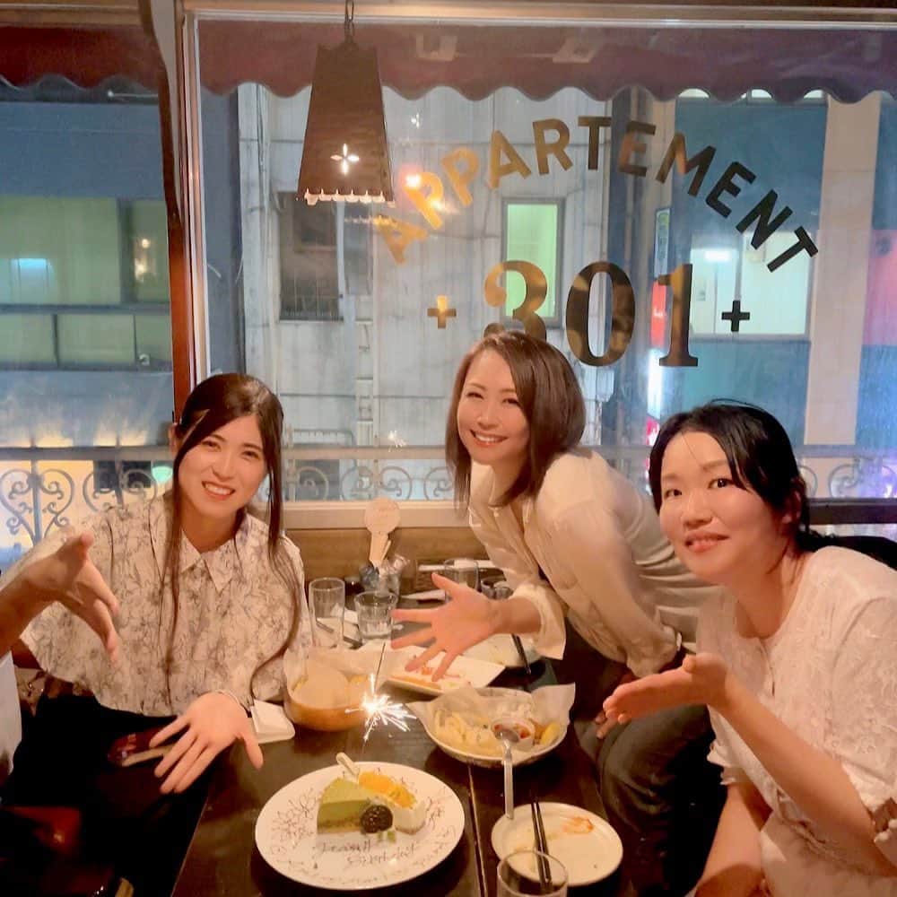 水上真理のインスタグラム：「水曜の夜は あみとばーどちゃんと♡ . 誕生日が近い3人で バースデー女子会したよ🎂 . 友達の輪が広がっていくのは とても嬉しい☺️✨ . ばーどちゃんとは お互いに 今年、 4回目のお祝いでした🤭 . 幸せです🥰 . #happy  #smile  #love  #happybirthday  #女子会」