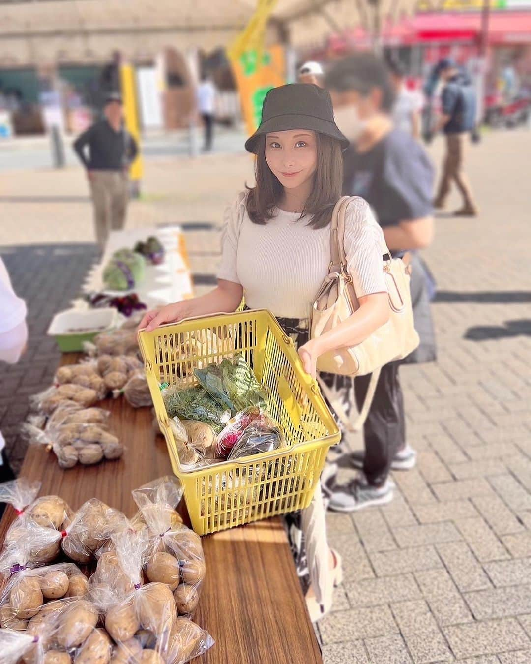 利咲さんのインスタグラム写真 - (利咲Instagram)「先日、世田谷区の夏野菜の品評会である毎年恒例のイベント「夏季農産物品評会」へ行って来ました！ 喜多見駅前南口広場にて行われた最終日に間に合いました🥬  せたがやそだちのお野菜は都会育ちですが、長い歴史と伝統のある栽培技術により生産されているそうです✨ 開催時間と共にあっという間に売り切れてしまうそうで、私が行った時は残り少なかったのですが美味しそうなお野菜をたくさん購入致しました！  喜多見の農園で出来たナスやケール、シナモンバジル、赤タマネギ、岡本の農園で出来たジャガイモ（インカの目覚め）と、赤い皮のデストロイヤーというジャガイモを選びました。 このジャガイモは皮と芽のコントラストが覆面マスクを被ったプロレスラーに見えることからこの名前が付いているそうです🥔面白いですね！  地元の農家の方々ともお会いしてお話することが出来ました。 世田谷区内では意外と農業がまだまだ残っている土地であり、この先もこういった都市農業を守り、発展させていきたいと思っています👩‍🌾  完全オーガニックで出来ている優しいお野菜もありますよ🎶美味しいせたがやそだちのお野菜をぜひみなさんも食べて頂きたいです🍆🥬🍅今後農業体験もしたい👩‍🌾  ※後日、世田谷のお野菜でお料理しました🍴 ・じゃがいもと赤タマネギのグラタン ・シナモンバジルのモッツァレラチーズトマトサラダ ・じゃがいものツナコーンバター ・なすのたいたん などなど…  ケールはスムージーにしたり🥬 全部美味しく頂きました🙏  #せたがやそだち #せたがやそだち野菜 #世田谷区 #世田谷 #世田谷育ち #setagaya #野菜 #都市農業  #喜多見 #喜多見駅 #赤タマネギ #じゃがいも #デストロイヤー #なす #シナモンバジル #ケール #ja東京中央ファーマーズマーケット #ja東京中央ファーマーズマーケット二子玉川 #ファーマーズマーケット #ファーマーズマーケット二子玉川 #farmersmarket #cooking #若林りさ」7月1日 23時34分 - himeringo908