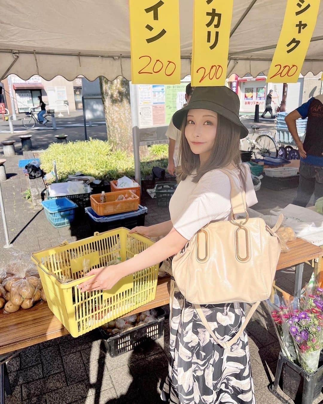 利咲さんのインスタグラム写真 - (利咲Instagram)「先日、世田谷区の夏野菜の品評会である毎年恒例のイベント「夏季農産物品評会」へ行って来ました！ 喜多見駅前南口広場にて行われた最終日に間に合いました🥬  せたがやそだちのお野菜は都会育ちですが、長い歴史と伝統のある栽培技術により生産されているそうです✨ 開催時間と共にあっという間に売り切れてしまうそうで、私が行った時は残り少なかったのですが美味しそうなお野菜をたくさん購入致しました！  喜多見の農園で出来たナスやケール、シナモンバジル、赤タマネギ、岡本の農園で出来たジャガイモ（インカの目覚め）と、赤い皮のデストロイヤーというジャガイモを選びました。 このジャガイモは皮と芽のコントラストが覆面マスクを被ったプロレスラーに見えることからこの名前が付いているそうです🥔面白いですね！  地元の農家の方々ともお会いしてお話することが出来ました。 世田谷区内では意外と農業がまだまだ残っている土地であり、この先もこういった都市農業を守り、発展させていきたいと思っています👩‍🌾  完全オーガニックで出来ている優しいお野菜もありますよ🎶美味しいせたがやそだちのお野菜をぜひみなさんも食べて頂きたいです🍆🥬🍅今後農業体験もしたい👩‍🌾  ※後日、世田谷のお野菜でお料理しました🍴 ・じゃがいもと赤タマネギのグラタン ・シナモンバジルのモッツァレラチーズトマトサラダ ・じゃがいものツナコーンバター ・なすのたいたん などなど…  ケールはスムージーにしたり🥬 全部美味しく頂きました🙏  #せたがやそだち #せたがやそだち野菜 #世田谷区 #世田谷 #世田谷育ち #setagaya #野菜 #都市農業  #喜多見 #喜多見駅 #赤タマネギ #じゃがいも #デストロイヤー #なす #シナモンバジル #ケール #ja東京中央ファーマーズマーケット #ja東京中央ファーマーズマーケット二子玉川 #ファーマーズマーケット #ファーマーズマーケット二子玉川 #farmersmarket #cooking #若林りさ」7月1日 23時34分 - himeringo908