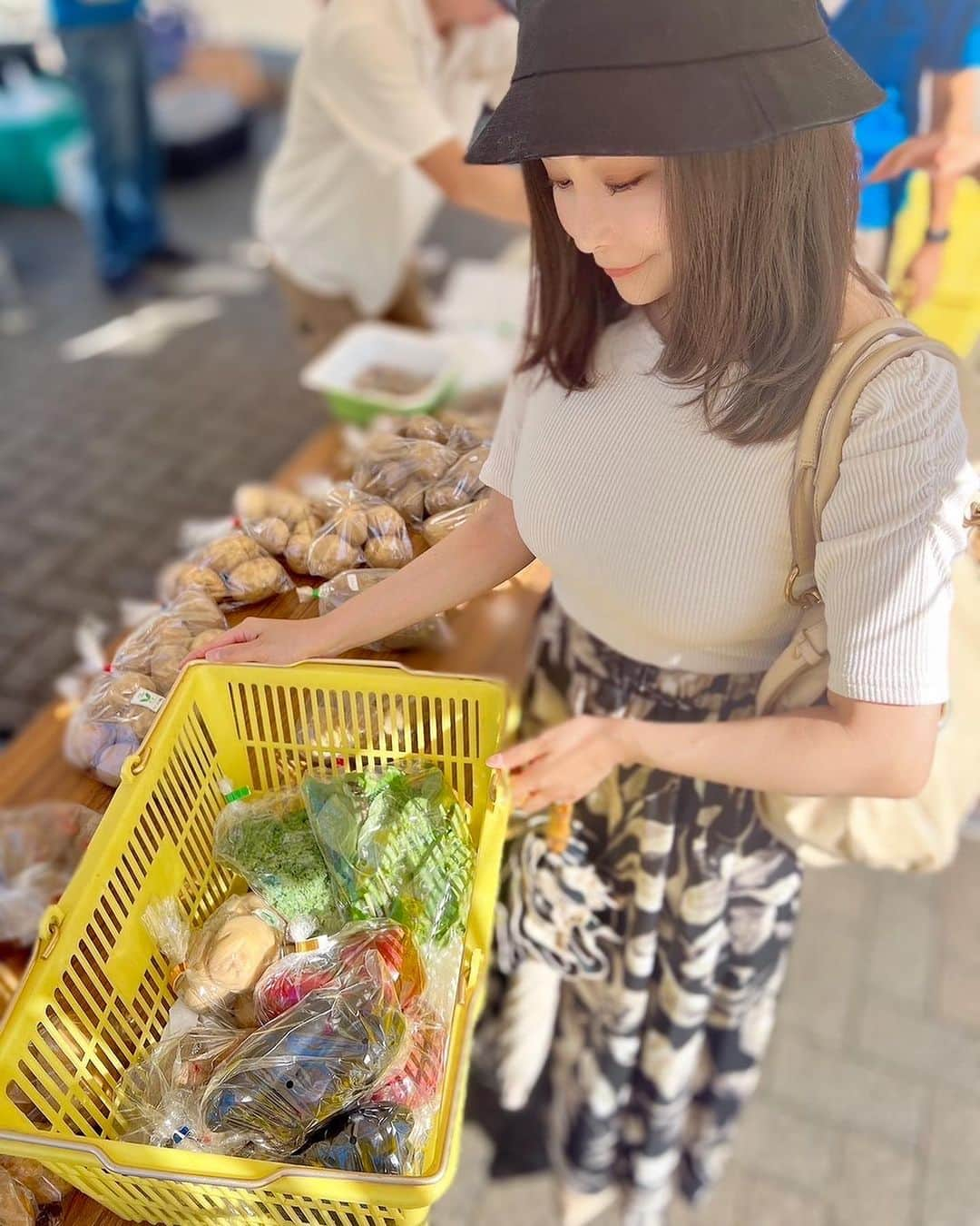 利咲さんのインスタグラム写真 - (利咲Instagram)「先日、世田谷区の夏野菜の品評会である毎年恒例のイベント「夏季農産物品評会」へ行って来ました！ 喜多見駅前南口広場にて行われた最終日に間に合いました🥬  せたがやそだちのお野菜は都会育ちですが、長い歴史と伝統のある栽培技術により生産されているそうです✨ 開催時間と共にあっという間に売り切れてしまうそうで、私が行った時は残り少なかったのですが美味しそうなお野菜をたくさん購入致しました！  喜多見の農園で出来たナスやケール、シナモンバジル、赤タマネギ、岡本の農園で出来たジャガイモ（インカの目覚め）と、赤い皮のデストロイヤーというジャガイモを選びました。 このジャガイモは皮と芽のコントラストが覆面マスクを被ったプロレスラーに見えることからこの名前が付いているそうです🥔面白いですね！  地元の農家の方々ともお会いしてお話することが出来ました。 世田谷区内では意外と農業がまだまだ残っている土地であり、この先もこういった都市農業を守り、発展させていきたいと思っています👩‍🌾  完全オーガニックで出来ている優しいお野菜もありますよ🎶美味しいせたがやそだちのお野菜をぜひみなさんも食べて頂きたいです🍆🥬🍅今後農業体験もしたい👩‍🌾  ※後日、世田谷のお野菜でお料理しました🍴 ・じゃがいもと赤タマネギのグラタン ・シナモンバジルのモッツァレラチーズトマトサラダ ・じゃがいものツナコーンバター ・なすのたいたん などなど…  ケールはスムージーにしたり🥬 全部美味しく頂きました🙏  #せたがやそだち #せたがやそだち野菜 #世田谷区 #世田谷 #世田谷育ち #setagaya #野菜 #都市農業  #喜多見 #喜多見駅 #赤タマネギ #じゃがいも #デストロイヤー #なす #シナモンバジル #ケール #ja東京中央ファーマーズマーケット #ja東京中央ファーマーズマーケット二子玉川 #ファーマーズマーケット #ファーマーズマーケット二子玉川 #farmersmarket #cooking #若林りさ」7月1日 23時34分 - himeringo908