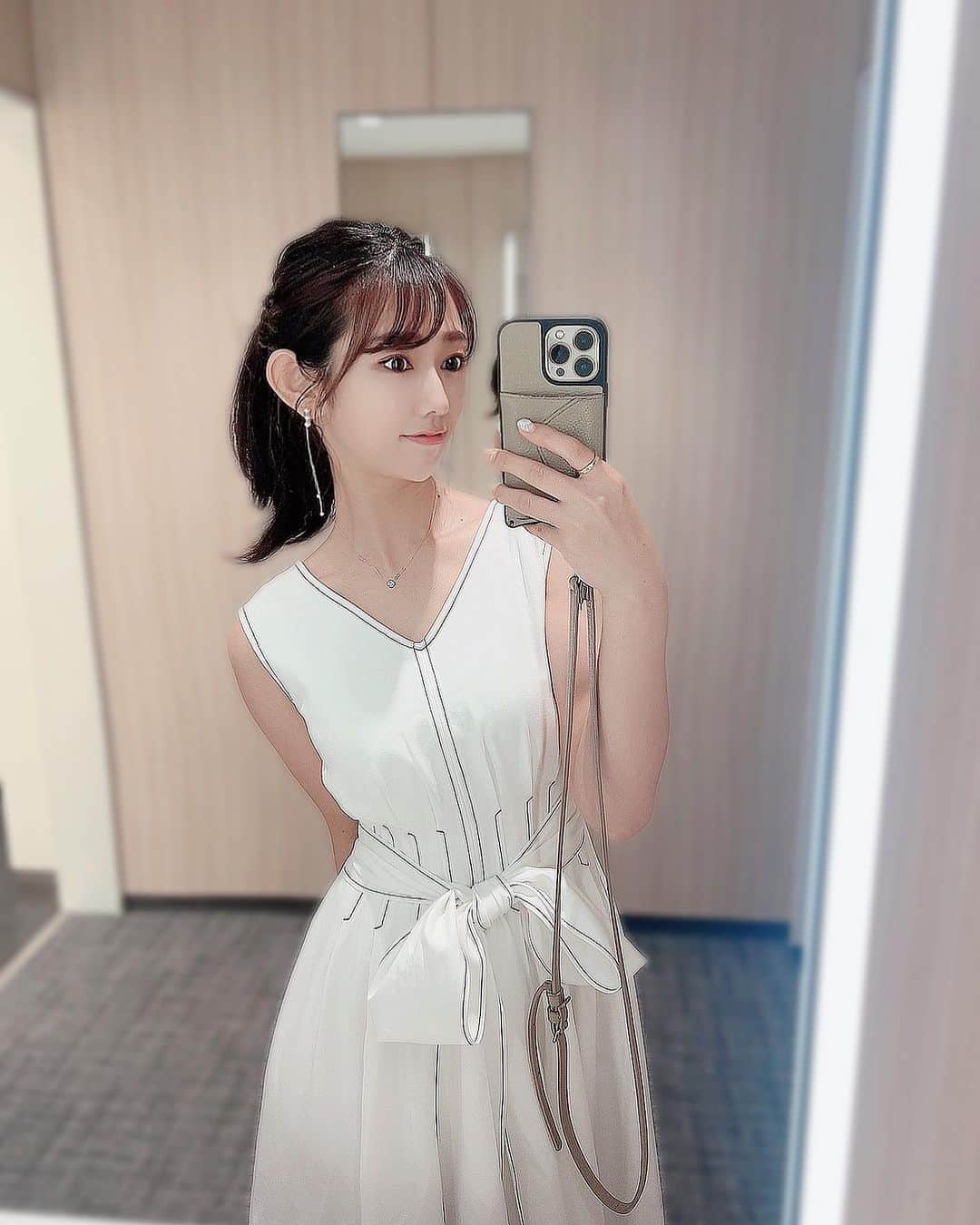 堀江聖夏のインスタグラム：「⌇‎@and.couture のワンピースが好き♡ 身体のラインを綺麗に見せてくれるのっ ⁡ ストーリーでも反響多かったから こっちにも載せちゃお🙈♡ ⁡ 今日のサンワード貿易さんのセミナーにて🎤 ⁡ ________________________________ #ワンピース #骨格ウェーブ #ブルベ♨️ #アンドクチュール #夏服 #ノースリーブ」