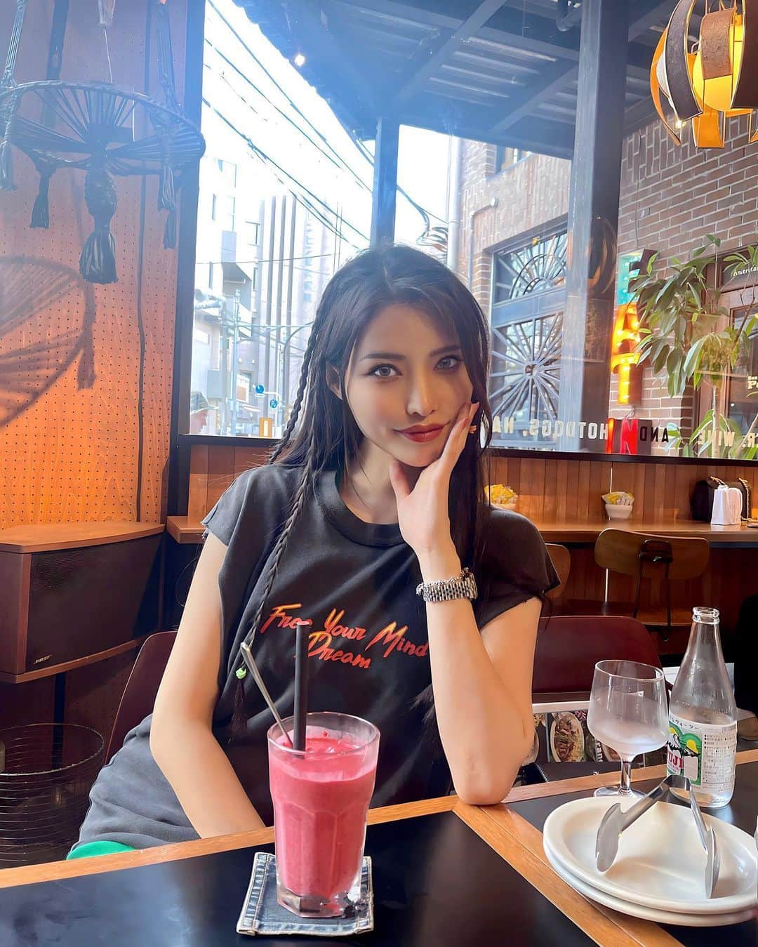 MIKAのインスタグラム：「Happy July 1st 🐈  雨の日は足元に気をつけてねみんな🐾  ⠀ ⠀」