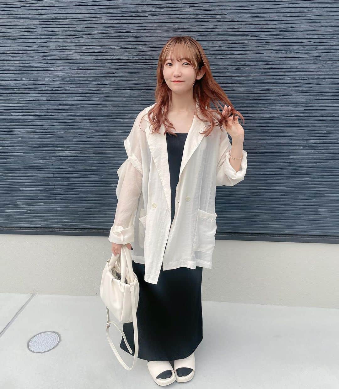 夏川愛実のインスタグラム：「⁡ ⁡ 黒い服は珍しい🖤 ⁡ ⁡ #GU#キャミワンピース#キャミワンピ#シャツコーデ #シアーシャツ#ワンピース#黒コーデ #オレンジブラウン#ヘアカラー #ロングヘア#エクステ#ヘアカラー#暖色カラー #ヘアアレンジ#春コーデ#淡色女子#淡色コーデ #148cm#f4f#いいね返し#l4l#フォロバ ⁡ ⁡ ⁡ ⁡」