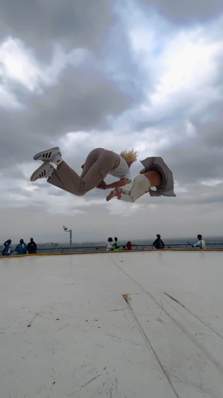 ジェイソン・ポールのインスタグラム：「Double full on a roof 😂  . . . #givesyouwings #redbull #kenya #nairobi #flips #parkour #backfull #extreme #stunts」