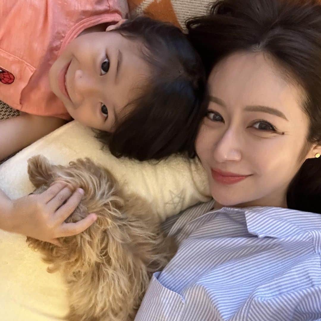 Reikaのインスタグラム：「Random photo dump  このメンバーだけですごすのもあともう少しなのか？  ともかくお腹が大きくて ママは抱き枕ばっかりで横になってるけど みんなその抱き枕気に入っちゃってw アンジーもゆうじゃんも一緒にシェアしてってなる😆  アンジーもママの抱き枕でよく一緒のお昼寝💕  そしてリクエストの数過去一だったかもしれない😂 投稿に残してほしいってご要望多かった ハナ先生のフィッシュと横顔と  最後にはなちゃんパパへの塩対応も😂  パパはピザ屋さんに行くと すごくアメリカンになります。  #黒木家の日常 #hannafish」