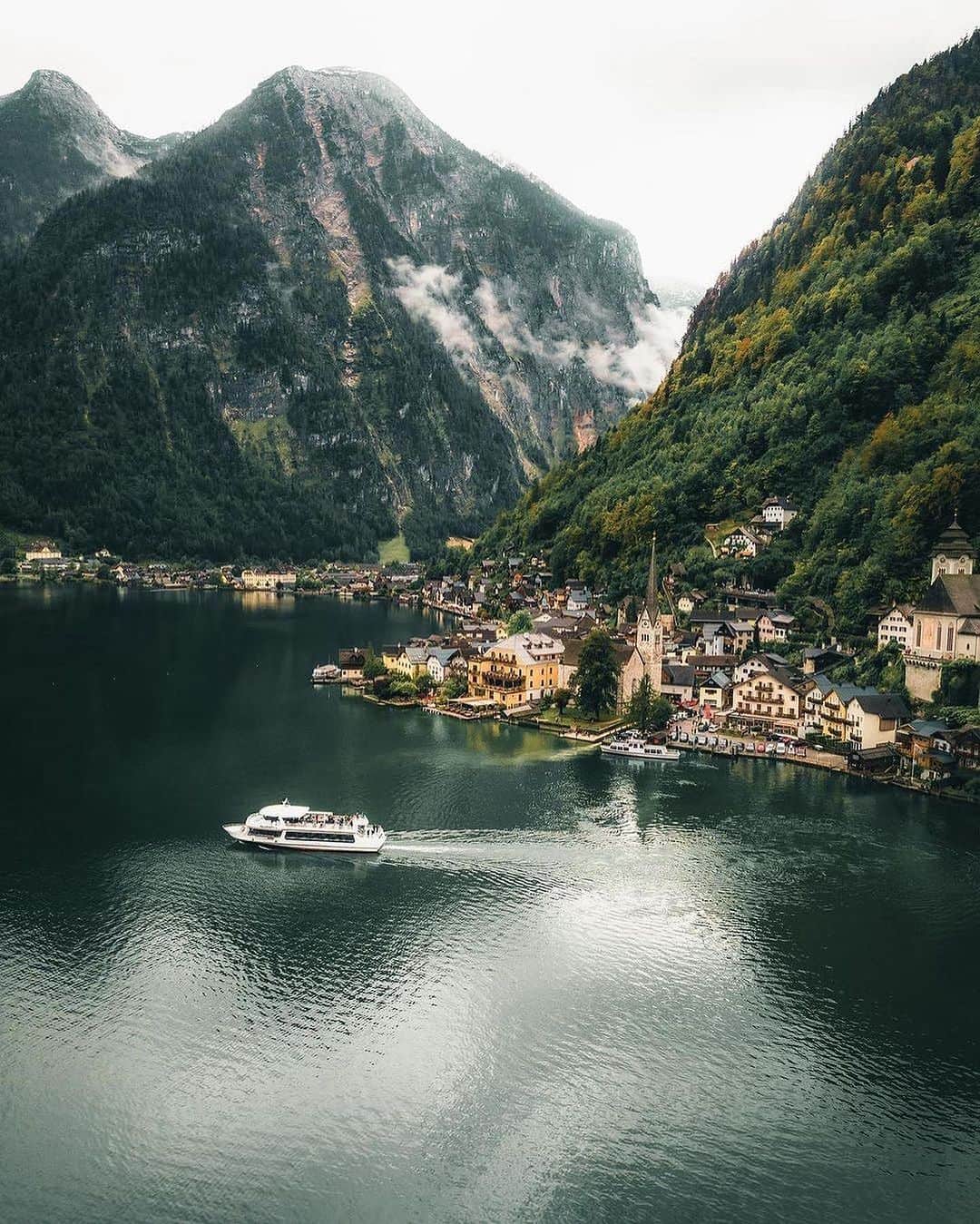 Earth Picsさんのインスタグラム写真 - (Earth PicsInstagram)「@giuliogroebert —Hallstatt, an enchanting destination in Austria that is capturing hearts with its magical charm, breathtaking scenery, and abundance of things to do. This picturesque alpine village is nestled on the western shore of Lake Hallstatt in the mountainous Salzkammergut region. With a population of fewer than 1,000 residents, it retains a quaint and intimate atmosphere. Here, you'll find an ancient salt mine, incredible vistas of the Austrian Alps, and a village straight out of a fairy tale.  Hallstatt beckons travelers to wander its vibrant streets and immerse themselves in its tranquil ambiance, offering a peaceful retreat that stands in contrast to the bustling tourist hotspots found elsewhere in Europe.  📸 @giuliogroebert  📍 Hallstatt, Austria 🇦🇹」7月1日 23時57分 - earthpix