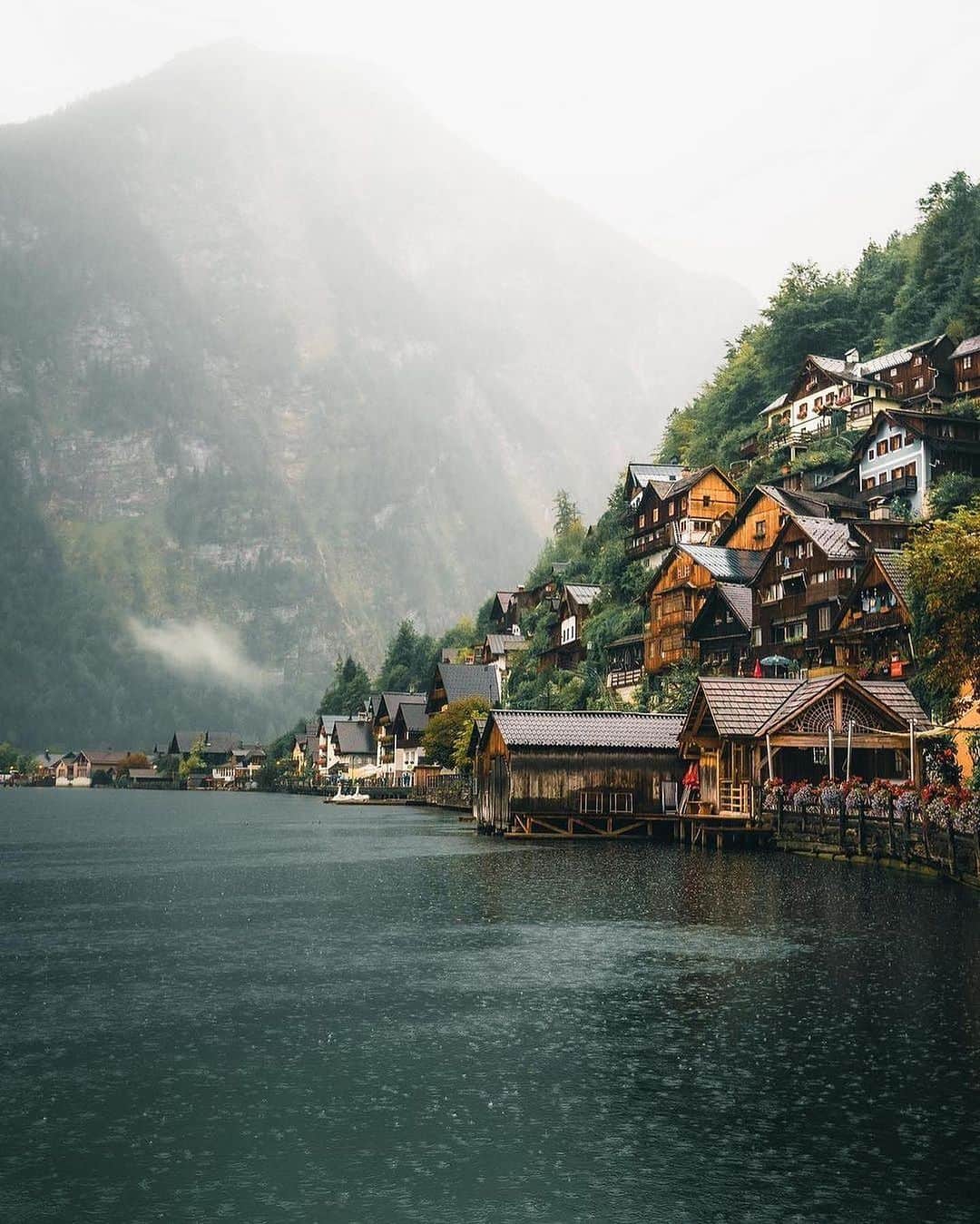 Earth Picsさんのインスタグラム写真 - (Earth PicsInstagram)「@giuliogroebert —Hallstatt, an enchanting destination in Austria that is capturing hearts with its magical charm, breathtaking scenery, and abundance of things to do. This picturesque alpine village is nestled on the western shore of Lake Hallstatt in the mountainous Salzkammergut region. With a population of fewer than 1,000 residents, it retains a quaint and intimate atmosphere. Here, you'll find an ancient salt mine, incredible vistas of the Austrian Alps, and a village straight out of a fairy tale.  Hallstatt beckons travelers to wander its vibrant streets and immerse themselves in its tranquil ambiance, offering a peaceful retreat that stands in contrast to the bustling tourist hotspots found elsewhere in Europe.  📸 @giuliogroebert  📍 Hallstatt, Austria 🇦🇹」7月1日 23時57分 - earthpix