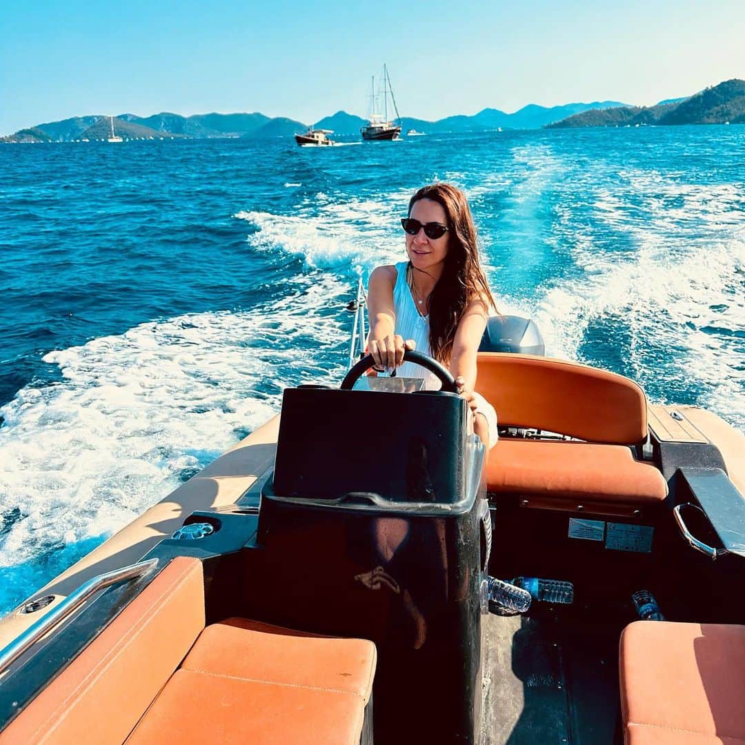 ギゼム・ギュレシェンのインスタグラム：「I do, you follow…😉  .  .  .  .  #enjoy #onlygoodvibes #justfun #summervibes」