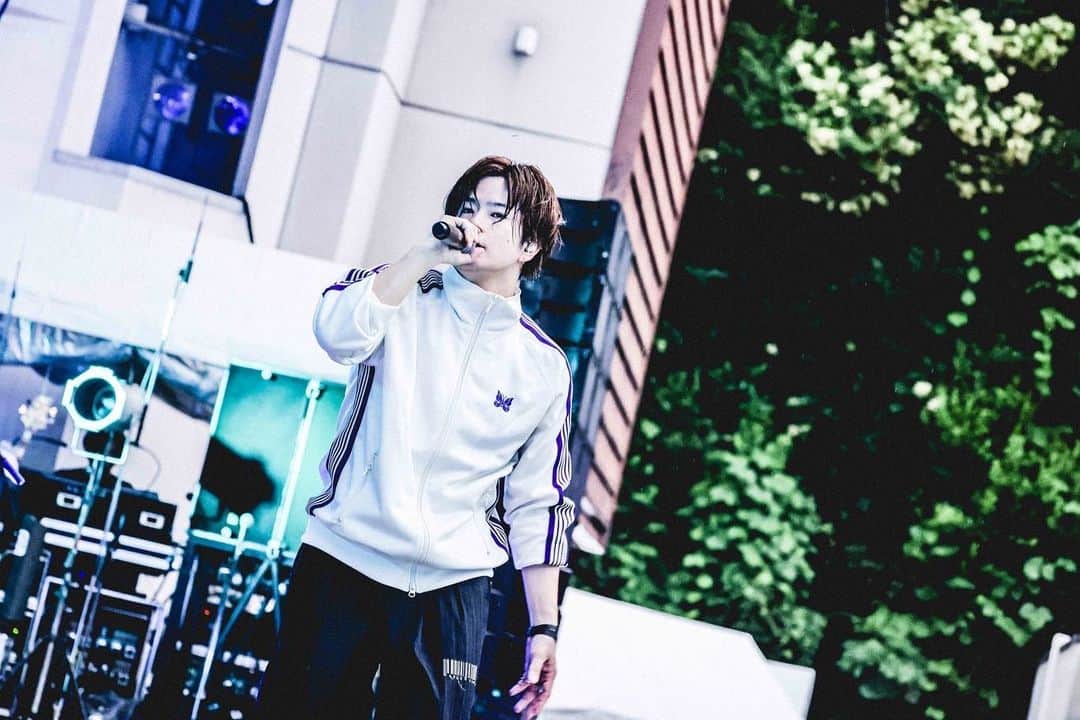 三原健司さんのインスタグラム写真 - (三原健司Instagram)「「曲も良い ライブも良い 人柄も良い 志も高い お互い14年くらいバンドやってきてなんで今まで出逢えなかったんや」ってくらい良い日になったハンブレッダーズとのツーマン @大阪城音楽堂  SOUND CONNECTION、こういう出逢いがあるからバンドは最高なんよね。 この先お互いどんなバンドに成長していくんやろうか。これからのシーンを駆け抜けていくだろう素敵な仲間がまた増えました。来てくれた皆もありがとね。俺は寝ますおやすみ」7月1日 23時49分 - miharakenji