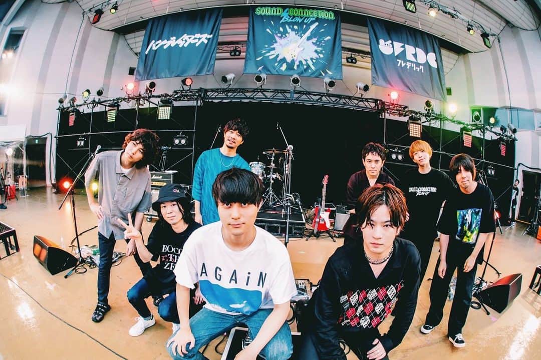 のインスタグラム：「「曲も良い ライブも良い 人柄も良い 志も高い お互い14年くらいバンドやってきてなんで今まで出逢えなかったんや」ってくらい良い日になったハンブレッダーズとのツーマン @大阪城音楽堂  SOUND CONNECTION、こういう出逢いがあるからバンドは最高なんよね。 この先お互いどんなバンドに成長していくんやろうか。これからのシーンを駆け抜けていくだろう素敵な仲間がまた増えました。来てくれた皆もありがとね。俺は寝ますおやすみ」
