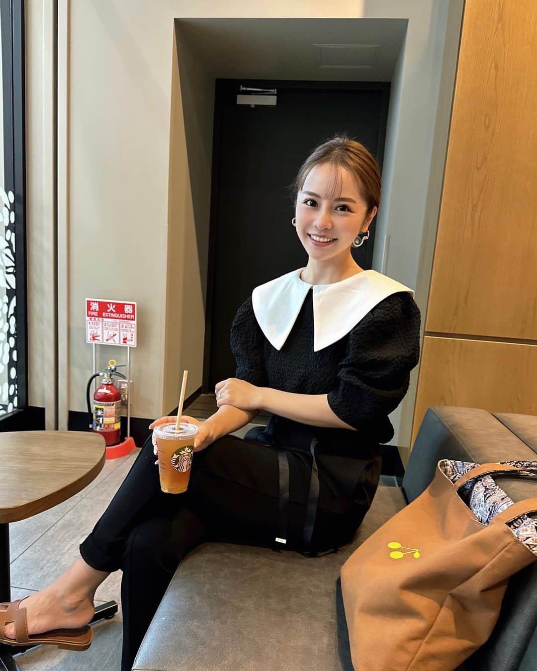 Akaneのインスタグラム：「. 最近雨多いな︎😗 ︎☂︎ 湿気で髪の毛大変なことなるから まとめがち🐥 産後の抜け毛で、パヤパヤ毛出てきた🐥笑  この日のコーデ好き♡ tops @nostalgia_jp  pants @birthdaybashshop   トップスはzozotown限定アイテムで 1000円offクーポンあります♡ @nostalgia_zozotown   #いつかの服#雨の日コーデ#低身長コーデ #女の子ママ#ママコーデ  #nostalgiajp#ノスタルジア#noszozo」