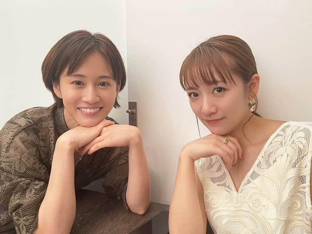 前田敦子のインスタグラム：「. 久々あつみなで過ごした一日☀︎ 間にはプライベートではじめましてのクロちゃんが来てくれて🧚‍♀️おちびさんがクロちゃん大好きになってました😂👏 クロみなありがとう🫶🏻  ちなみに2人とも偶然 #アメリヴィンテージ ❤️」