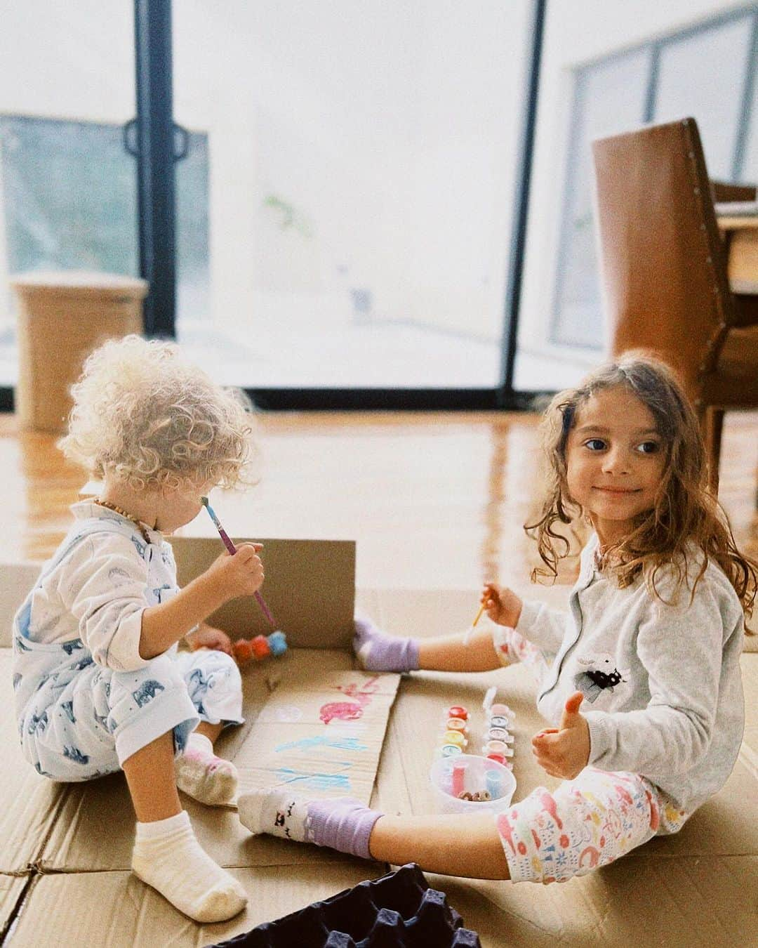 エマニュエラ・デ・パウラのインスタグラム：「NEW home, new way of playing #coloring #happykids Casa nova e novas formas de brincar… Bom finde a todos 🥰」