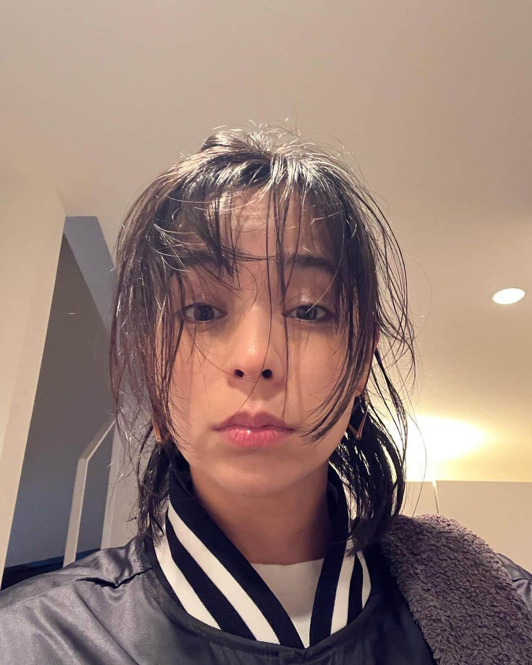 加藤ローサさんのインスタグラム写真 - (加藤ローサInstagram)「大雨で髪がぽわぽわした日。 おやすみなさい〜  #くせ毛」7月1日 23時59分 - kato_rosa_