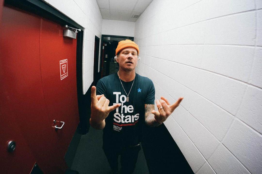 のインスタグラム：「Calgary, thanks for such a great night last night @blink182」