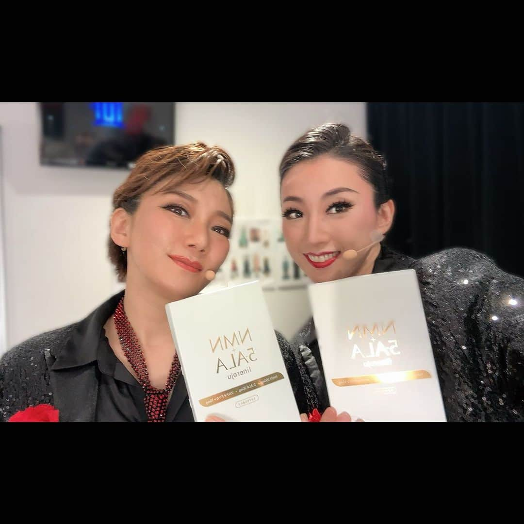 美翔かずきさんのインスタグラム写真 - (美翔かずきInstagram)「「姿月あさと ソロコンサート 2023」 無事に終わりましたー☺️👏👏 皆様ありがとうございました✨  ミュージカル やラテン 、映画音楽 など沢山のジャンルの名曲ばかりで豪華なショーでしたね😍 振り付けを任せて下さったずんこさんに感謝でいっぱいです。  久しぶり（いつぶりだろう？！）の客席降りがあって嬉しかったー✨✨✨ 久しぶり過ぎてステージから降りる階段そろりそろりと降りてしまったような気がします（笑） ペンライトや「ブランカ」では赤い布を振って下さったりとお客様と一体化するような素敵なショーでした✨✨✨ ありがとうございました☺️  なんと気付いたらお写真全然撮ってなかった😢😢😢 唯一のお写真、ずんこさんに頂いた『NMN』のサプリメントと一緒にいつもお世話になってる天羽珠紀 さんと😍😍」7月2日 0時00分 - m_is_s_io_n