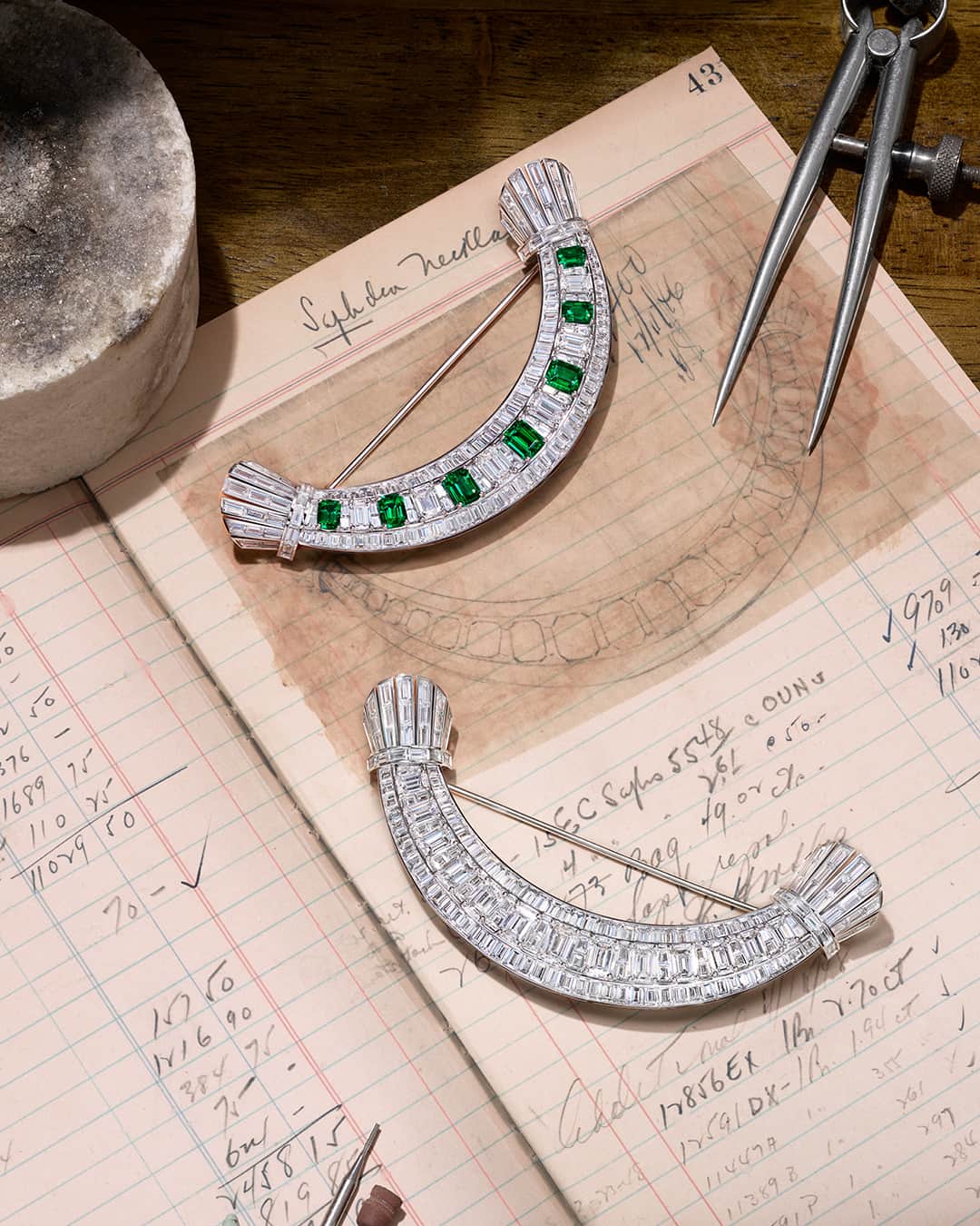 ハリー・ウィンストンのインスタグラム：「In 1947, an article used the moniker “King of Diamonds” to describe Harry Winston for the very first time, featuring a creative spin on the font to emphasize the “D” in “diamonds.” Crafted with glittering emeralds and diamonds, the King Brooches celebrate this iconic moment by replicating the form of the letter “D.” Discover the brilliant gems of the Royal Adornments collection by tapping the link in bio. #HarryWinston #WinstonHighJewelry」