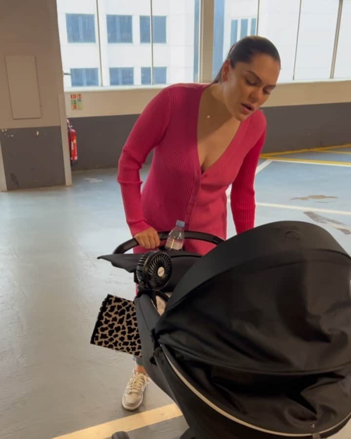 ジェシー・Jのインスタグラム：「1. Tough crowd  2. “Finally made it out the house” 🎤 3. Selfie’driges  4. Eugggghhh 5. 7 weeks going on BIG MAN  6. Who I look like, Mum or Dad?」
