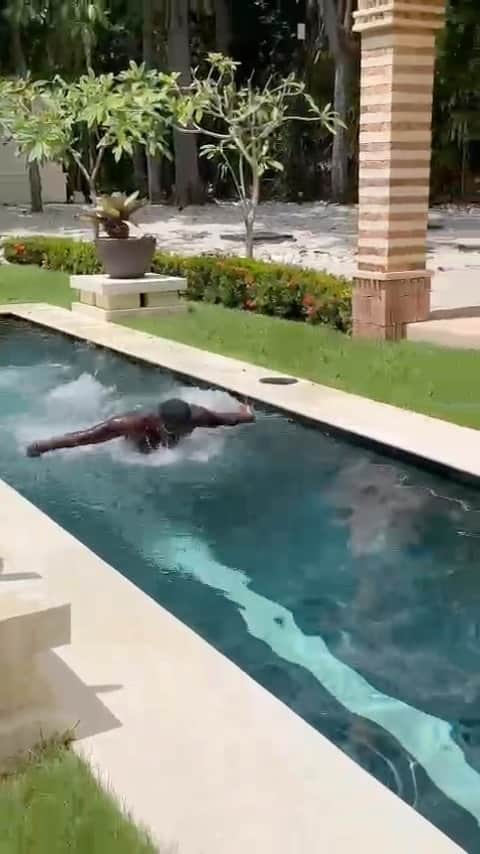 ケビン・ハートのインスタグラム：「This message is for you @m_phelps00 …..I’m on yo ass and I’m coming for all of those gold medals. Give me a 2 lap head start and I will kick yo ass man!!!!! 😂😂😂😂😂 #HustleHart」