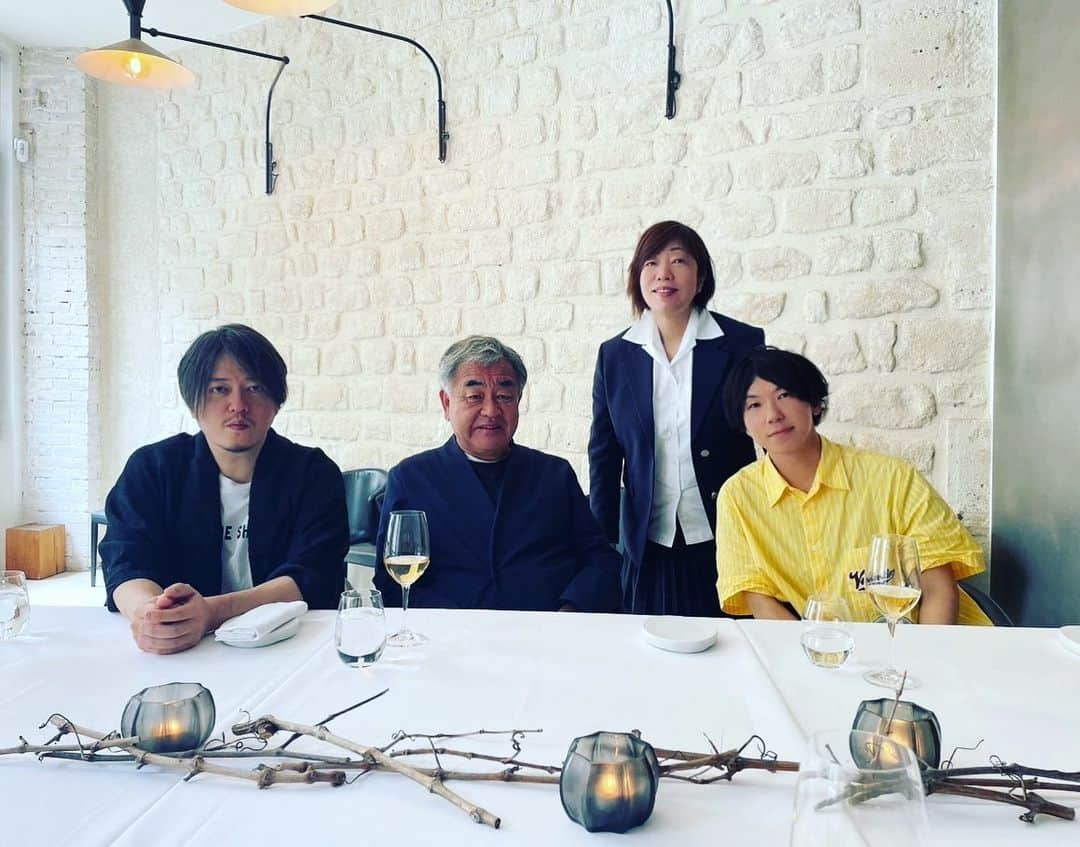 古市憲寿さんのインスタグラム写真 - (古市憲寿Instagram)「フランスで隈研吾さん、林真理子さん、渋谷慶一郎さんとランチ。隈さんと林さんはルーマニアでの仕事の帰りに一瞬だけフランスに立ち寄ったようです。隈さんは時間を縫って朝から仕事されていました。  そして先週は、渋谷慶一郎のアンドロイドオペラも観に行ってきました。人間とAIの境界の問われる時代に、ひりひりするパフォーマンスでした。かっこよかった！！  まるで隣町まで仕事に行くみたいに、当たり前に海を超えて仕事をするひとたちはかっこいい。」7月2日 0時23分 - poe1985