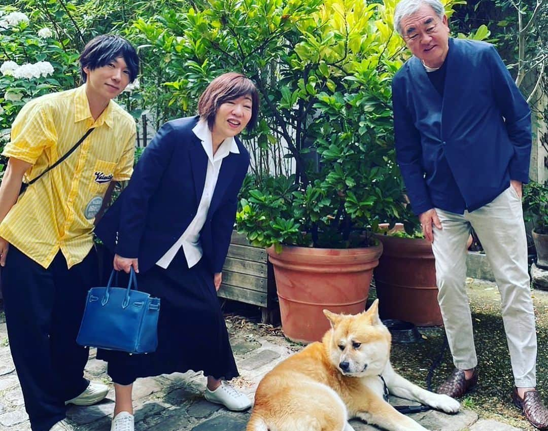 古市憲寿さんのインスタグラム写真 - (古市憲寿Instagram)「フランスで隈研吾さん、林真理子さん、渋谷慶一郎さんとランチ。隈さんと林さんはルーマニアでの仕事の帰りに一瞬だけフランスに立ち寄ったようです。隈さんは時間を縫って朝から仕事されていました。  そして先週は、渋谷慶一郎のアンドロイドオペラも観に行ってきました。人間とAIの境界の問われる時代に、ひりひりするパフォーマンスでした。かっこよかった！！  まるで隣町まで仕事に行くみたいに、当たり前に海を超えて仕事をするひとたちはかっこいい。」7月2日 0時23分 - poe1985