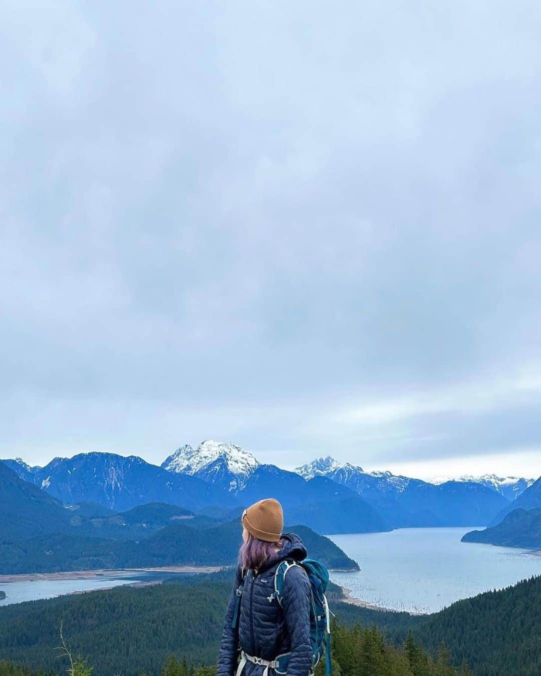 オスプレーのインスタグラム：「Oh, Canada! 🇨🇦 Happy Canada Day to our Osprey family up north.   What's your favorite hiking spot in Canada? Share with us in our Stories!   📷 @graceorion5 | @amandamcnally_   #OspreyPacks」