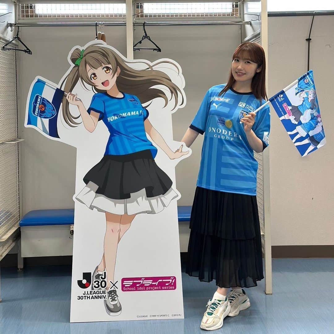 内田彩のインスタグラム：「🕊⚽️  『Jリーグ×ラブライブ！コラボ』  ことりは横浜FCのサポーターになったので、コラボ試合に応援しに行ってきました❣️  パネルにオリジナルグッズ、横浜FCのユニホーム姿のことりが可愛いです🤍  #lovelive #Jリーグ #横浜fc」