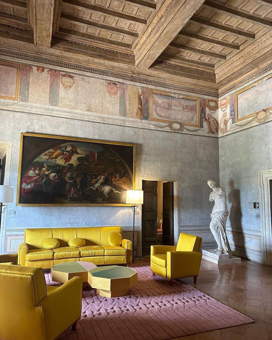 emilyのインスタグラム：「Villa Medici 💛💛💛」