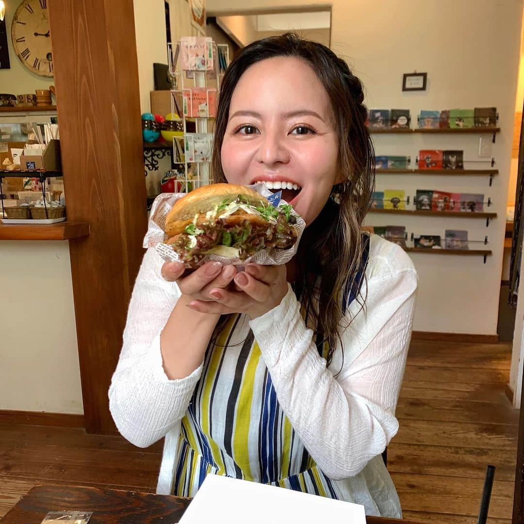 遊佐ちえみさんのインスタグラム写真 - (遊佐ちえみInstagram)「🍞🥖🍴  📍ブロートリーベン 都田店 静岡県浜松市北区都田町3522-1  📞053-522-9498  自然の中にひっそり佇むお店🤍  お天気がいい日はテラスでのランチもオススメ🎶  馬さん🐴ヤギさん🐐がお出迎えしてくれます！  ブロートリーベンで焼いているパンは なんと！100種類以上！！ ハード系、食卓系、菓子パン、惣菜パンなど 種類が豊富です！  タマゴ、小麦粉、砂糖、牛乳 不使用のパンもあり アレルギーがある方にも安心😌  モーニングセット、ランチセットは お得でオススメ！  セット(ドリンク付き)1000～1600円  この日はランチセットをいただきました🫶  わんちゃん連れ専用席もあるので 愛犬と一緒に楽しめるお店でもあります🎶  無料のドッグランもありますよ🐶  ◾︎ 定休日  月曜日・火曜日  ◾︎ 営業時間  9:00～16:00  ◾︎ 駐車場  あり  #浜松グルメ #浜松ドックラン #ブロートリーベン #わんちゃんと一緒 #わんちゃんも入れるカフェ  #浜松パン屋 #浜松カフェ #ヤギがいるカフェ  #馬がいるカフェ #動物がいるカフェ  #海の湖HAMANAジェンヌ #visit浜名湖」7月2日 9時30分 - yusa_cgram