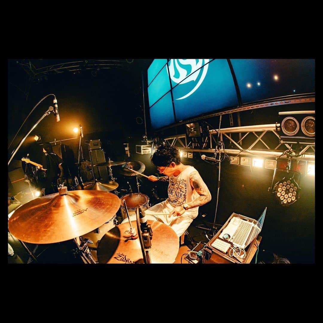 MOSHIMOさんのインスタグラム写真 - (MOSHIMOInstagram)「. 2023.07.01 「見放題2023」 大阪 FANJI twice  photo by @teru_ttm」7月2日 0時29分 - moshimo_band