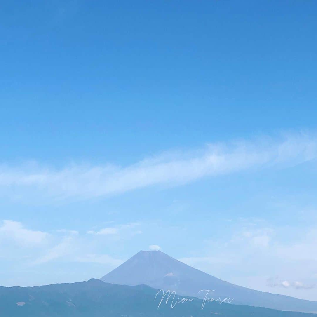 天玲美音さんのインスタグラム写真 - (天玲美音Instagram)「#美音の撮る富士山 🗻 ちょうど富士山の上にのっているような雲が可愛い☁️ 富士山の右側に、双子の雲もいます！chu  みなさんに、Happyが訪れますように... MION TENREI #静岡県 #伊豆 #富士山 #富士山好き #空が好き #雲 #青空 #可愛い雲 #双子雲 #そらすきな人と繋がりたい #mtfuji #美音の撮る空  🎙️毎週(火)10:52〜は 『天玲美音 あの日、あの時、あの場所で』です  みなさまの生活に潤いを✨　#あのてん #KMIX ハイライト【ラジオ①📻】から」7月2日 0時31分 - miontenrei