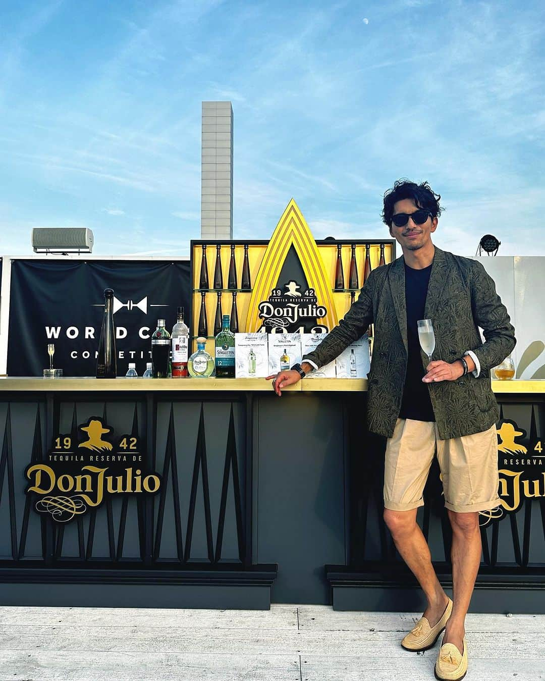 幸太のインスタグラム：「End of June  【world class Japan 2033 】  @diageo が主催する バーテンダー世界一を決める大会 DIAGEO WORLD CLASS2023  ９月にブラジル🇧🇷サンパウロで 行われる世界大会に行けるひとりを決める JAPAN FINALが行われた 豊洲キラナガーデンに招待して頂きました。  ドレスコードは、 リゾートカジュアル🏝️  最高の天気☀️  最高のロケーションと演出  そして最高のお酒を仲間たちと…  素敵な時間を過ごさせて頂きました🙏  こんな美味しいお酒と時間を過ごせたJAPAN FINAL ブラジル🇧🇷サンパウロでの 世界大会もかなり気になる…  #お酒は20歳になってから   #diageo  #diageojapan  #diageoworldclass2023  #pr」