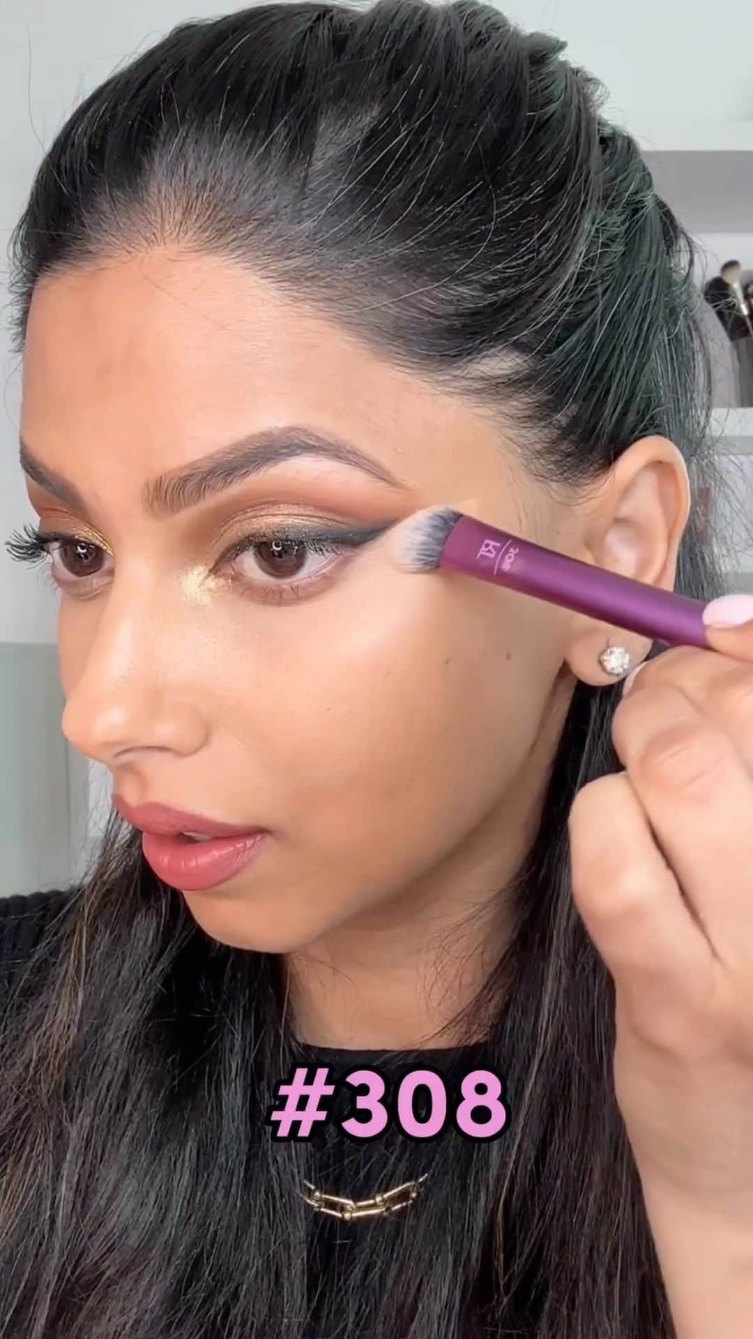 Real Techniquesのインスタグラム：「This look is moving to the top of our summer mood board🔥 Shop the Everyday Eye Essentials Set at @amazon!   🎥 @arshiamoorjani」