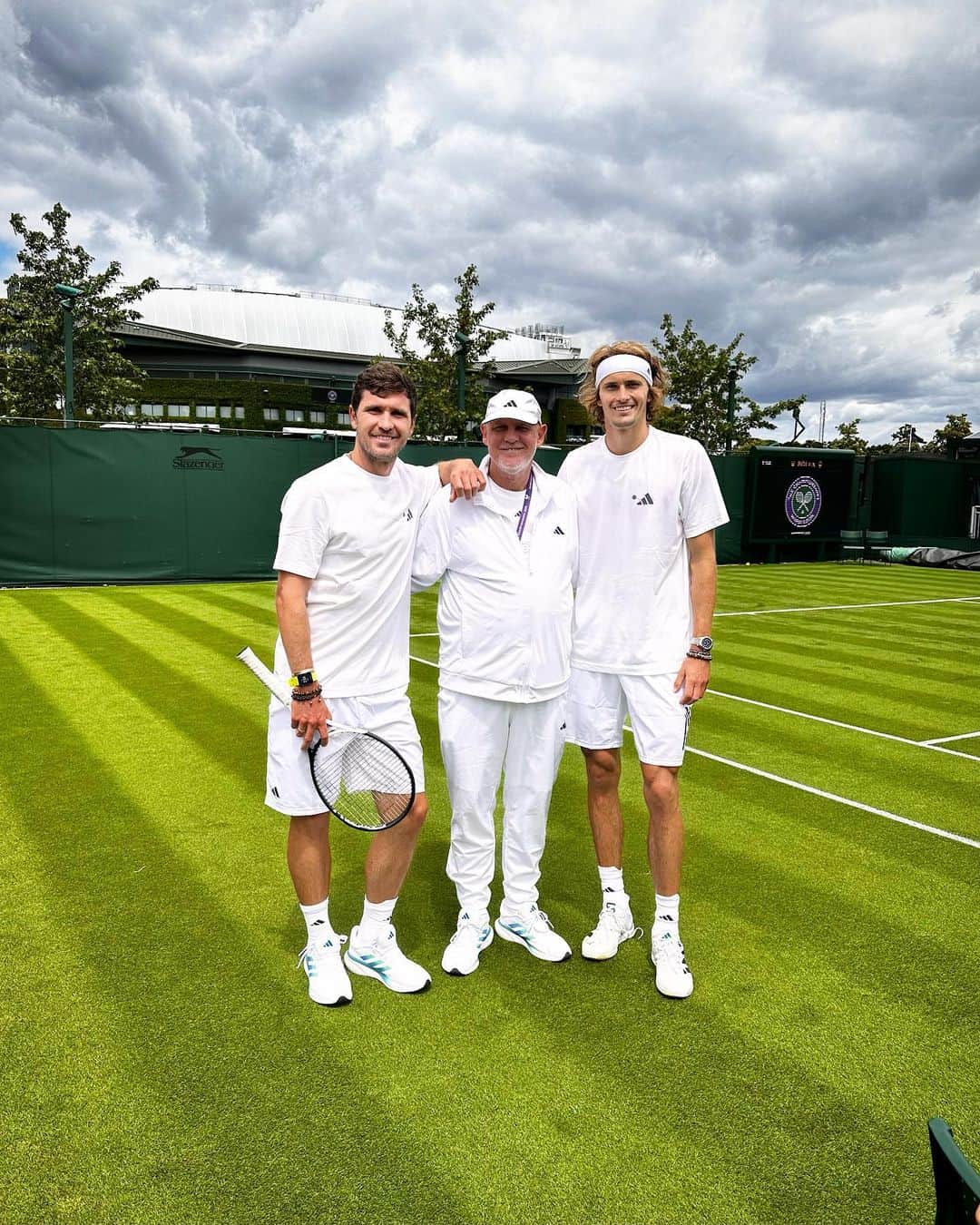 アレクサンダー・ズベレフのインスタグラム：「Men in white ⚪️  #Wimbledon #Family #allwhite #grasscourt #tennis #Rolex #HEAD #adidas」