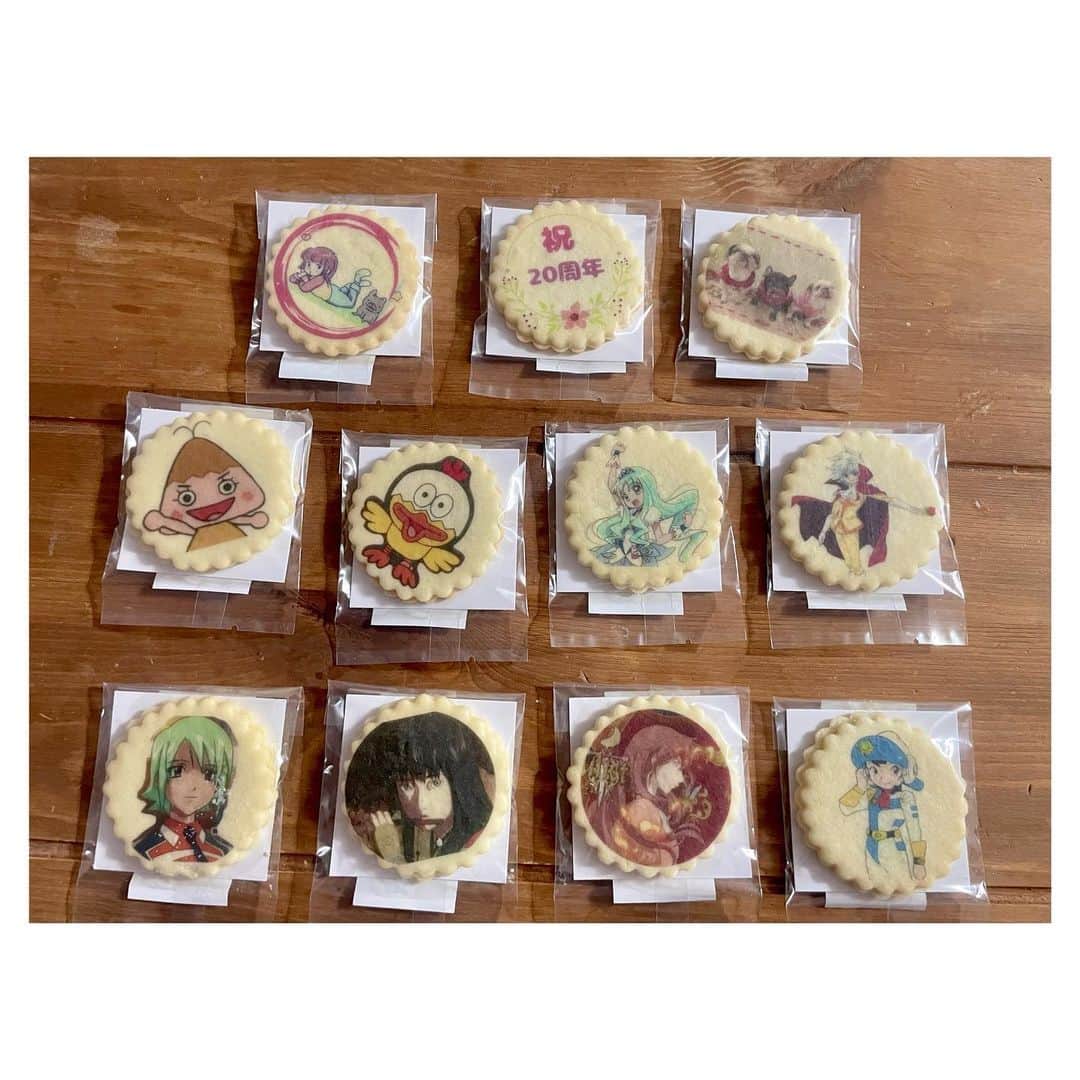 のインスタグラム：「しげちゃん @shigehsia が最高にかわいいクッキーをくれました🍪 すっかり忘れてたけど、7月で声優デビュー20周年です！ デビュー作のダイバージェンスイヴも、初主演作のお伽草子も、子供の頃からの夢だったエルドランシリーズのマイちゃんもいる！！  ありがとうしげちゃん！！  嬉しいことも大変なこともたくさんあるけど、今までがそうだったようにどんな状況も楽しんで頑張るぞー！」