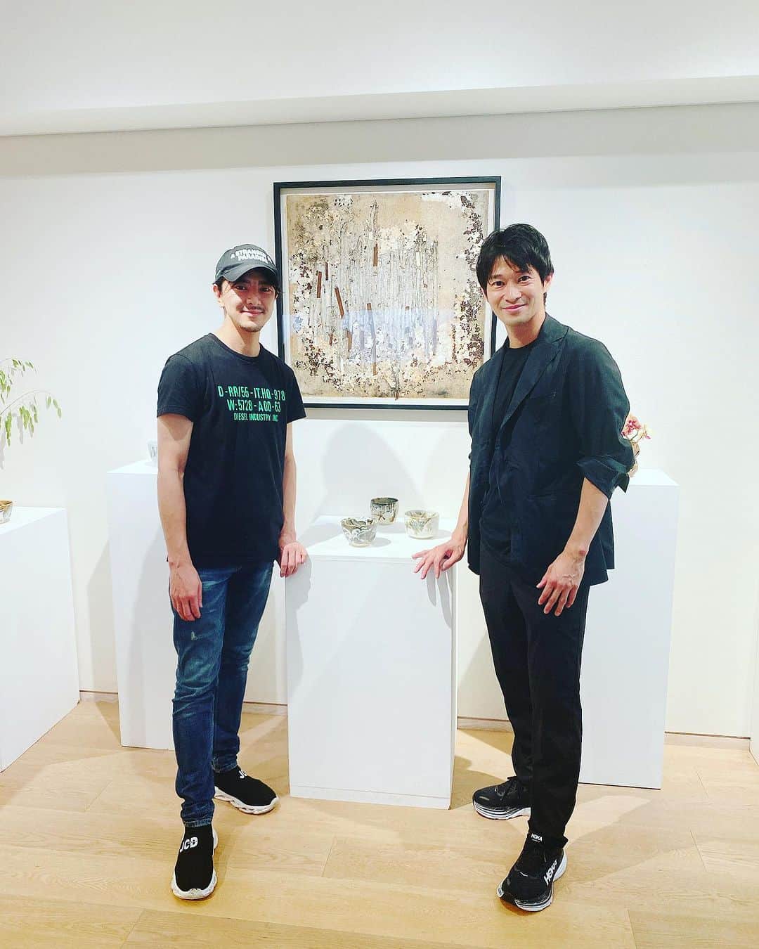 内田滋のインスタグラム：「さてさて、アスリート陶芸家・山田翔太さんの個展を見に東銀座へ。  翔太さんの作品は独特なエネルギーがあって個性的で、観てて面白いです。 形や色に縛られないユニークさがあるのにどしっと芯が通ってる、って感じ。  是非、お近くの際は行ってみて下さい☺️  7月4日(火)まで銀座の靖山画廊にて。  抹茶茶碗から日常使いの器(酒器、皿等)を展示販売とのこと。  @ 靖山画廊 〒104-0061 東京都中央区銀座５丁目１４−１６ https://goo.gl/maps/XZh19zeW465ia5DQ7 (銀座駅 徒歩5分、東銀座駅 徒歩1分) )  【営業時間】 平日 11:00〜19:00 土日最終日  11:00〜17:00  #山田翔太 さん #アスリート陶芸家」