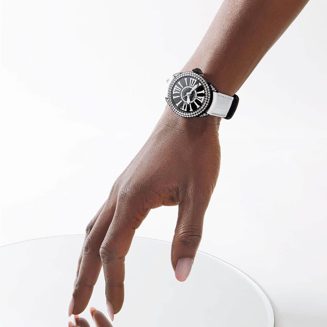 バックス＆ストラウスのインスタグラム：「The elegant Picadilly Diamond Knight 33 timepiece with its bold and pioneering design」