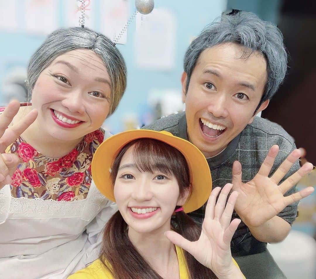 若松愛里さんのインスタグラム写真 - (若松愛里Instagram)「『Heyばあちゃん！テレビ点けて』 4日目！6.7公演目ありがとうございました✨  もう本当にずっとお客様が温かい！！ 感謝です！！！笑いも泣きも手拍子もノリがすこぶる良い！！！嬉しいです😌💕  ありがとうございます！！  今日のマチネ公演はとある日替りシーン？ 日替わりネタで呼び出しを受けまして、一緒にやりました😳  予想してないできごとが起こると すんばらしく思考回路カチカチしました😵‍💫  でも、それも含めて楽しかった公演でした✨ 翼おじさん(英さん)ありがとうございました！！優しいから匂わせはしてくれてたんだけどね、、。今日か！！ってね！！なりました🫠  初めましてだった方、あれはイレギュラーです！リピーターの方、あのシーンです！笑  後半戦に切り替わり、座組みんなのもう一度初心にかえるような心意気を勝手に感じまして、後半戦ですが新鮮で丁寧な公演を感じました！  なので、明日楽日と言っても安心して観に来てくださいね😊明日初めて見るって言っても大丈夫です！！！ばっちり楽しんでいただける作品です✨  今日の日替りハッシュタグ マチネ #Hey機関車やーまだ ソワレ #Heyあたしのたまご #Heyはいりさん  7/2(日)12:00/17:00  (上演時間は100分予定) 📍新宿スターフィールド  ありがたいことにチケット完売！！ だったのですが、ほんとのほんとにわずかですがA席だせるそうです！！  先着順になるとのことですので お気をつけてお越しください🙇🏻‍♀️🙇🏻‍♀️🙇🏻‍♀️  夜回は配信もありますので、 劇場へ足を運ぶのが難しい方はご活用ください✨  劇場で見るけど、あのシーンをもう一度とか 違う視点で楽しみたい方は配信オススメです！ちなみにとっても画質きれいでした😳✨  今日は主演のうっちーさんとえいこさんと✨ 本物の家族のように温かくみんなを受け入れてくれます😌  ダブルコールの挨拶の時に、 裏話が混じった回があったのだけれど、その時はくだらないね！！！笑みたいな笑い話で終わったのだけどよくよく考えて、  それをオープンにお客様にお話しできたり、 ささいな話題ひとつさえ20分も30分も座組で会話続けられるってステキだなって思うの。話題変わったらまた続くしね😊  しかも、3人で始まった会話が最終的にみんなで話してたりして輪が広がっていく感じも家族みたいです◎  あと1日もう一つの家族と過ごせる時間を大切に生きます✨お待ちしております！！  #舞台 #Bee #Pii #produce #vol #1 #Heyばあちゃん #新宿 #スター #フィールド #新宿スターフィールド #4日目 #ありがとう #ありがとうございました #小学生 #ランドセル #おじいちゃん #おばあちゃん #AI #ロボット #家族 #仲間 #ハートフル #コメディ #若松愛里」7月2日 0時56分 - wakamatsuairi_official