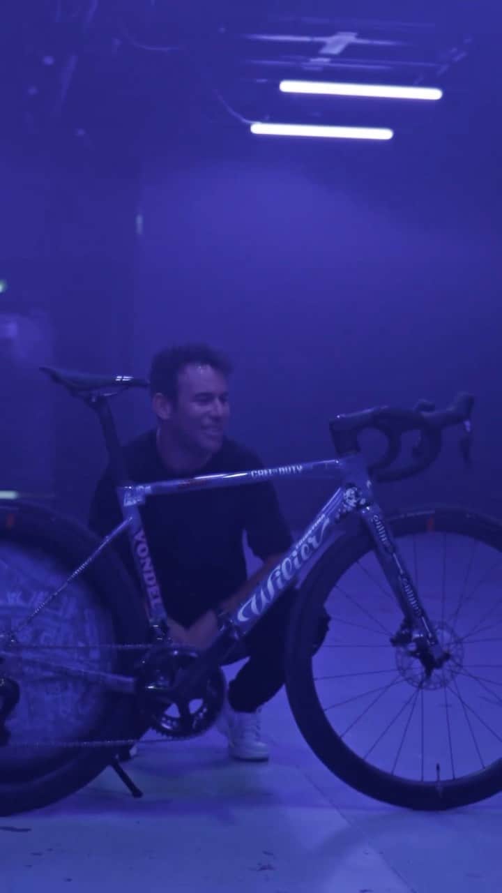 Call of Dutyのインスタグラム：「Gear up for the Tour de Vondel 🚴‍♂️  @MarkCavendish, @kampseedorf & Call of Duty #Warzone squad up to create a 1 of 1 custom bike inspired by the new map Vondel.」