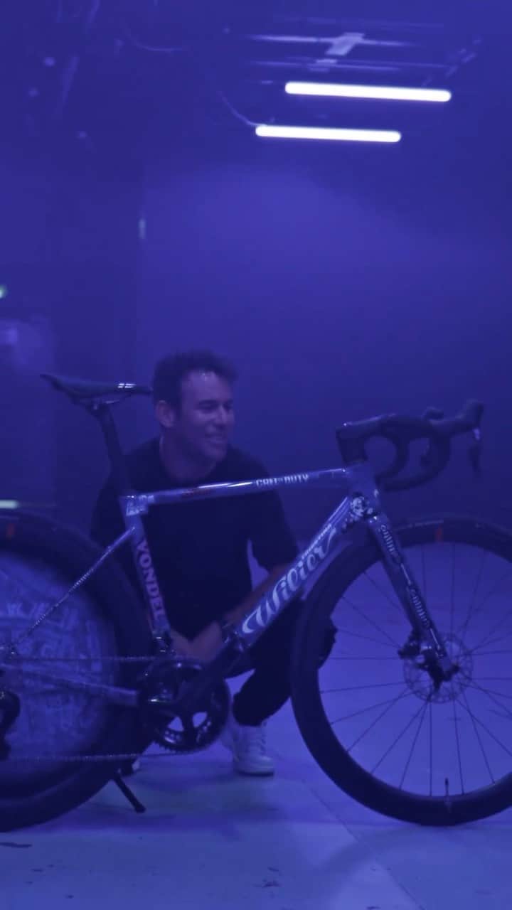 のインスタグラム：「Gear up for the Tour de Vondel 🚴‍♂️  @MarkCavendish, @kampseedorf & Call of Duty #Warzone squad up to create a 1 of 1 custom bike inspired by the new map Vondel.」