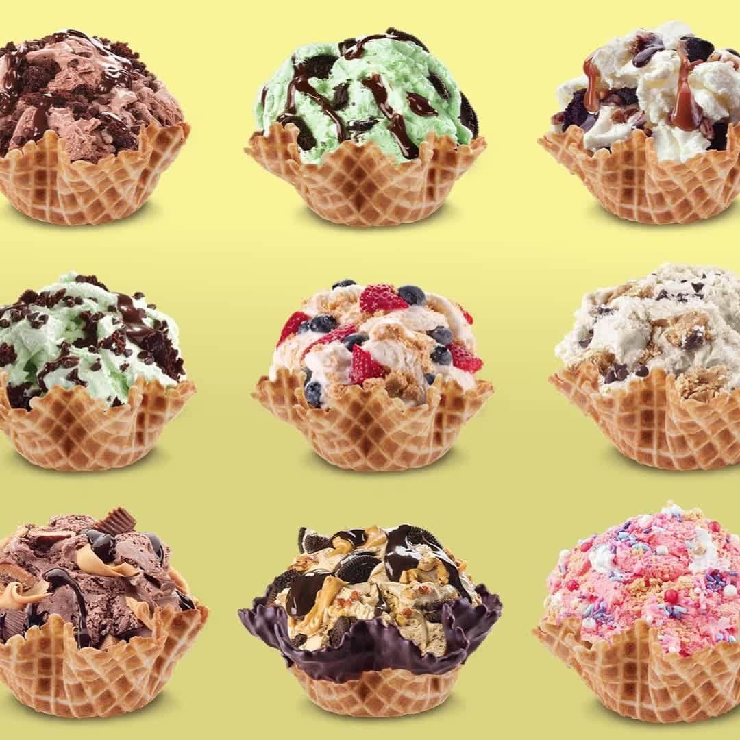 コールド・ストーン・クリーマリーのインスタグラム：「So many Creations™, so little time! What Creation™ ( or Creations™ 😉) are you choosing to celebrate National Ice Cream Month? 🥳 Let us know with emojis in the comments! 🍦🍪🍓🍫🍰」