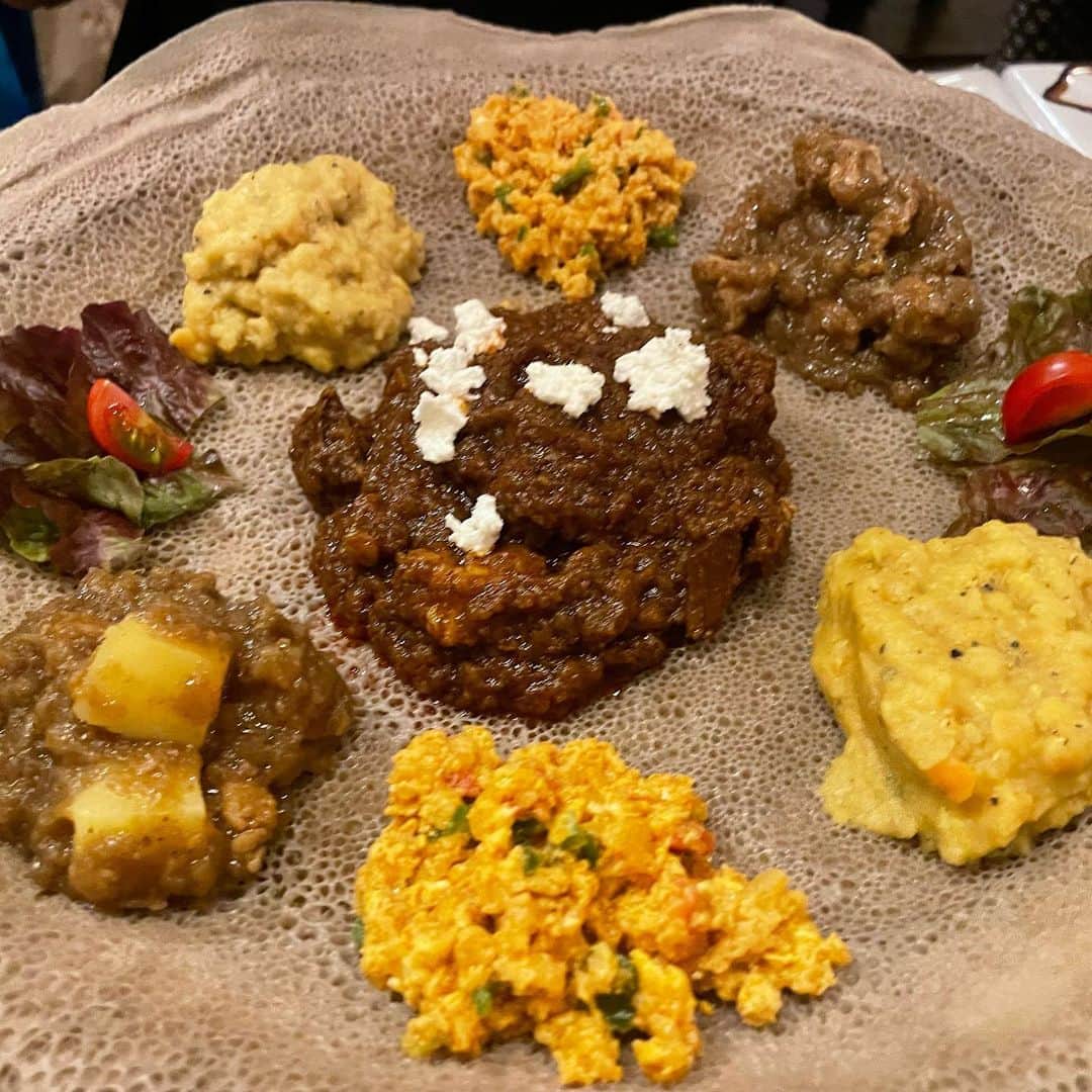 水沢史絵さんのインスタグラム写真 - (水沢史絵Instagram)「異国のものを食べたいの会、今回はしげちゃんと中目黒のクイーンシーバへエチオピア料理を食べに行ってきました インスタで腐った雑巾ていわれてたインジェラ、ほんのり酸っぱくてシチューと一緒に食べるとモチモチでおいしかったよ！！   #エチオピア料理 #クイーンシーバ」7月2日 1時04分 - mizusawafumie