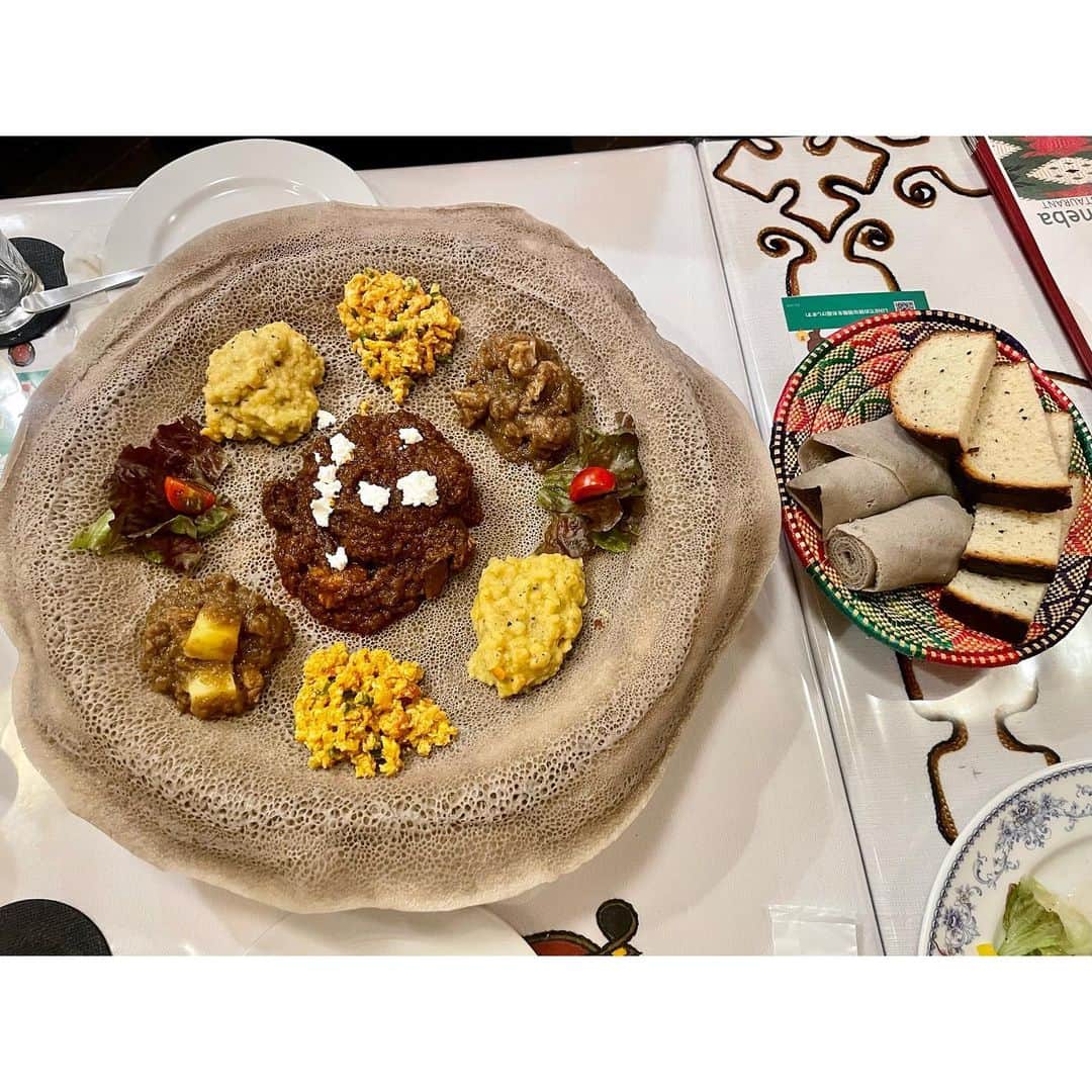 水沢史絵さんのインスタグラム写真 - (水沢史絵Instagram)「異国のものを食べたいの会、今回はしげちゃんと中目黒のクイーンシーバへエチオピア料理を食べに行ってきました インスタで腐った雑巾ていわれてたインジェラ、ほんのり酸っぱくてシチューと一緒に食べるとモチモチでおいしかったよ！！   #エチオピア料理 #クイーンシーバ」7月2日 1時04分 - mizusawafumie