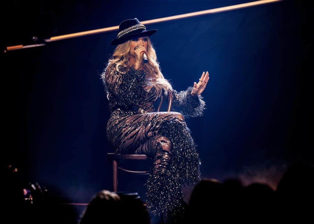 キャリー・アンダーウッドのインスタグラム：「What a fantastic Friday night!!! Thanks, everyone, for coming out!!! One more show tonight until September…Thanks, @resortsworldlv for letting us have some fun! ❤️❤️❤️ #Reflection #Vegas 📸: @jeffjohnsonimages」